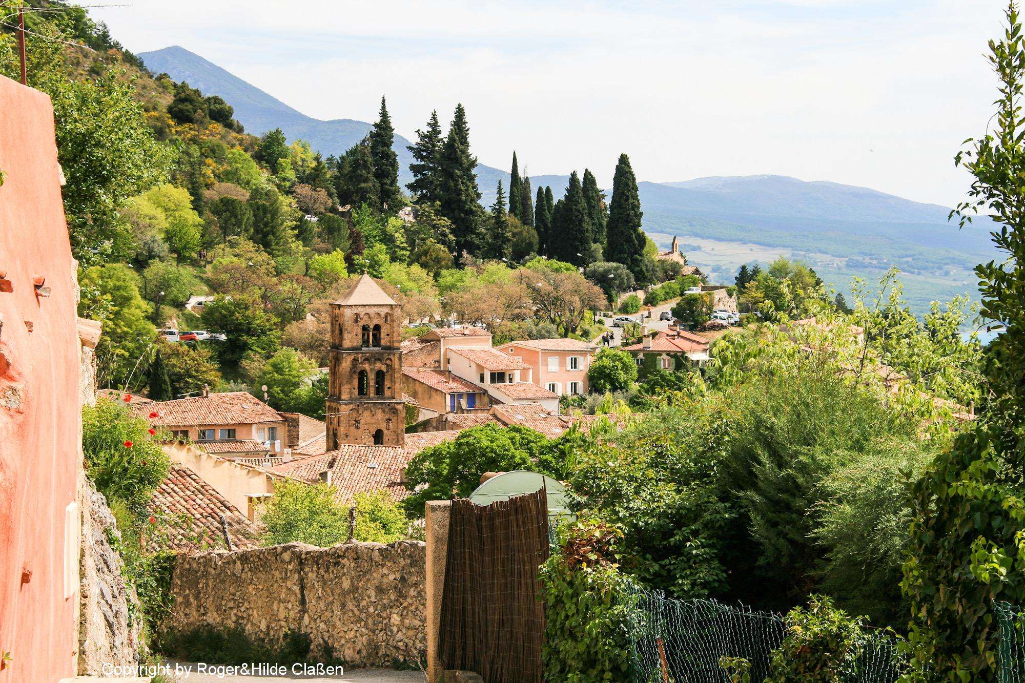Moustiers-Sainte-Marie. 20 Blick auf den Kirchturm von Notre-Dame-de-l’Assomption