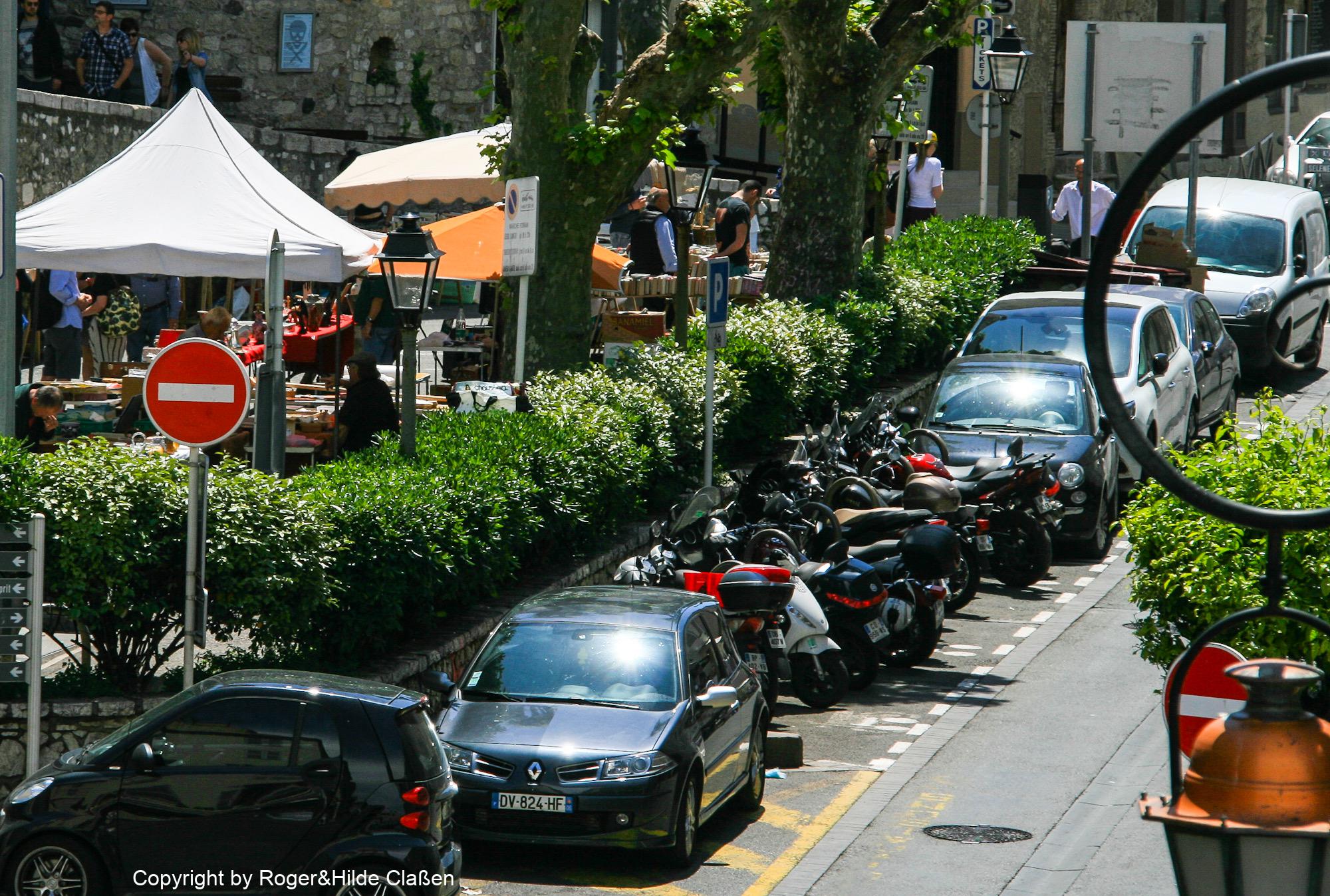 Motorradtour. Grasse, Nizza, Antibes 38 Motorradparkplatz in Antibes