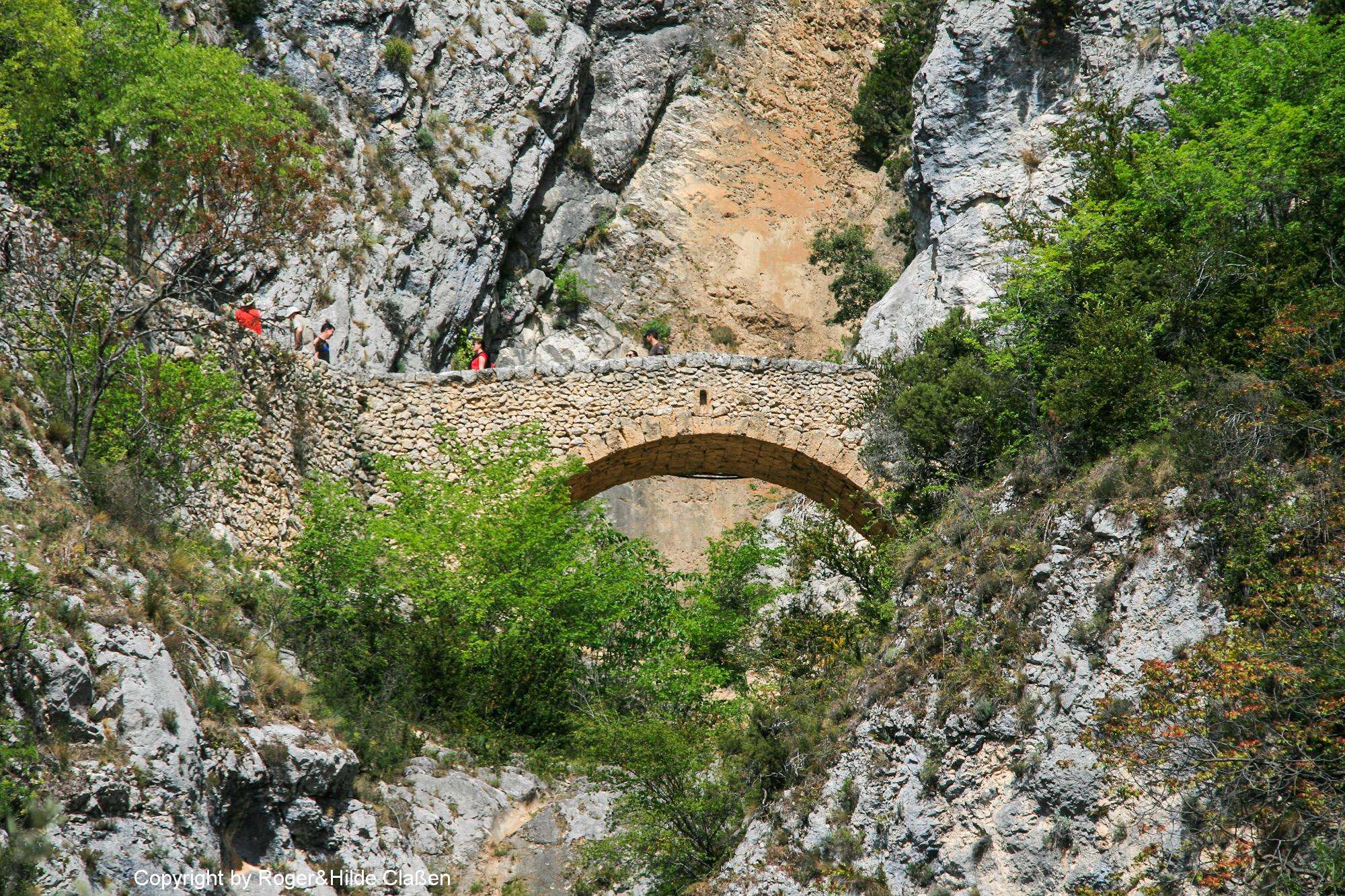 Moustiers-Sainte-Marie. 21 Die kleine Brücke d’Aiguines