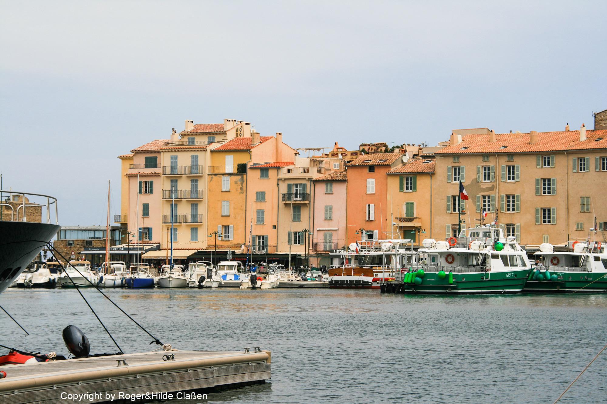 Saint-Tropez. Blick auf die Gebäude am Hafenbecken