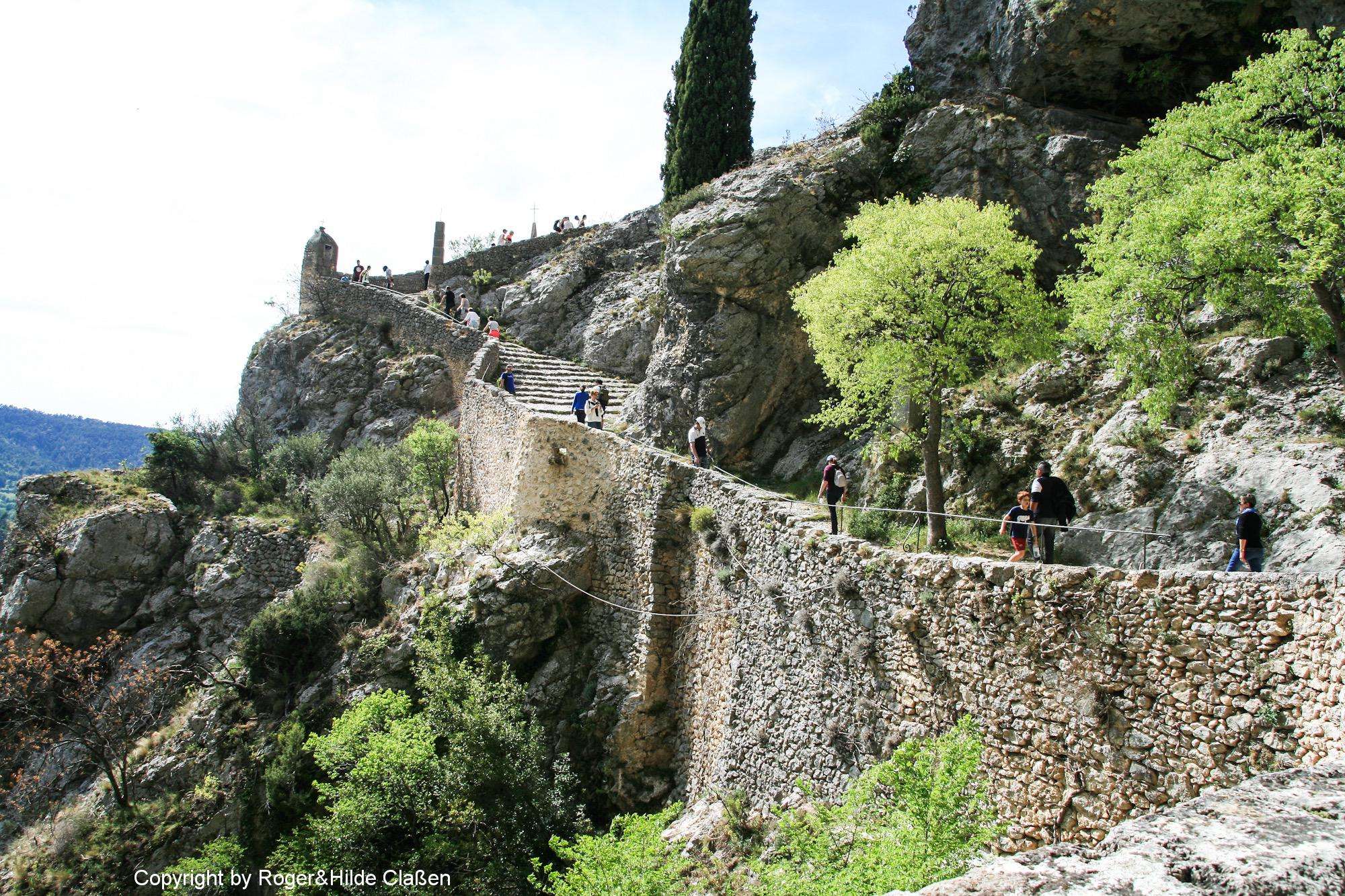 Moustiers-Sainte-Marie. 25 Der steile Weg hinauf zur Chapelle Notre-Dame de Breauvoir -
