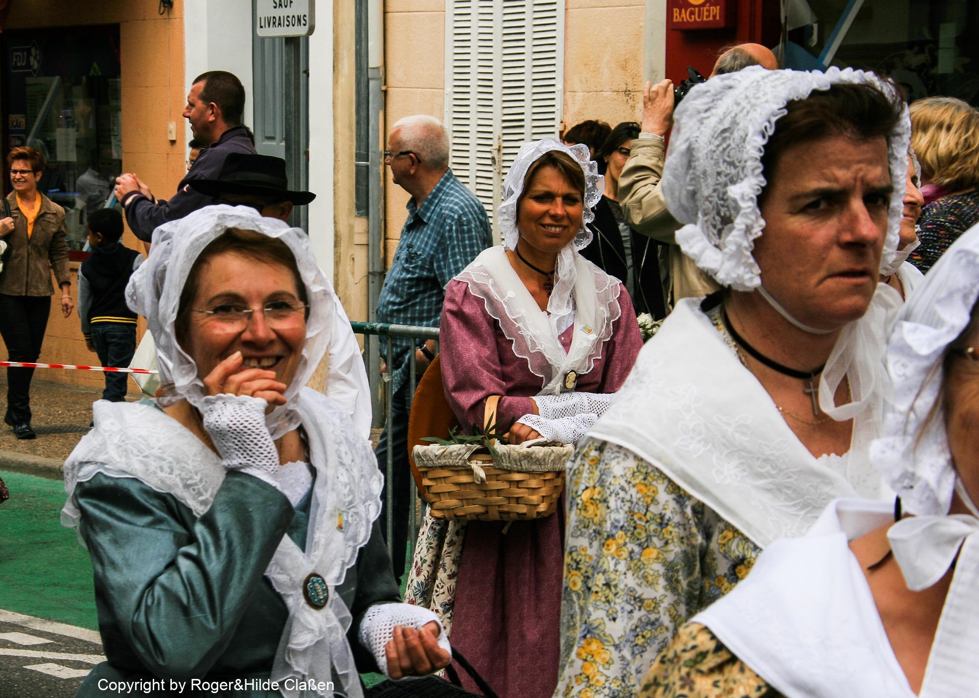 Grimaud, Saint-Tropez - Provence-Alpes-Côte d’Azur 24 Klassische Frauenkleider - Gogolin
