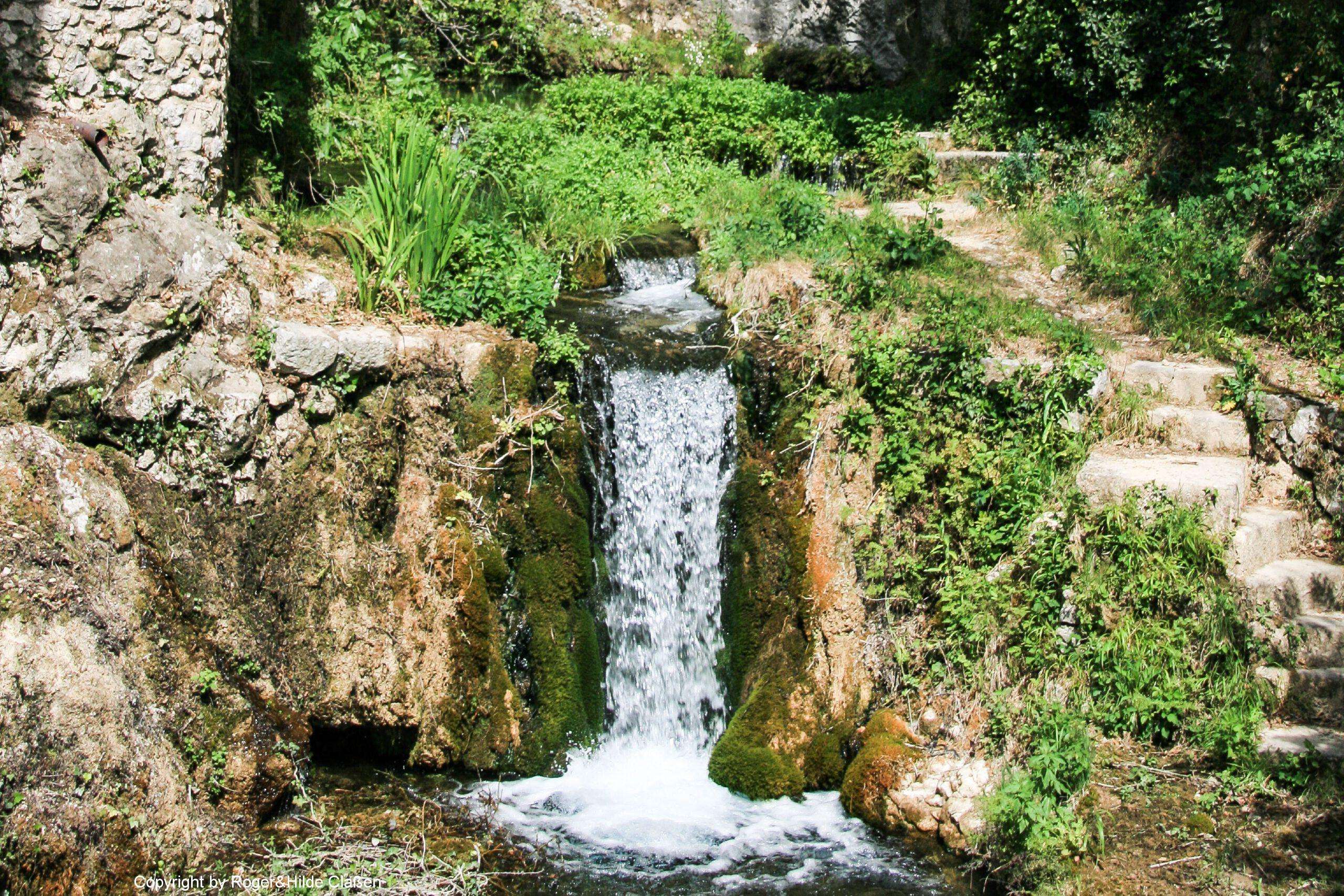 Die kleine Brücke d’Aiguines und der kleine Wasserfall.