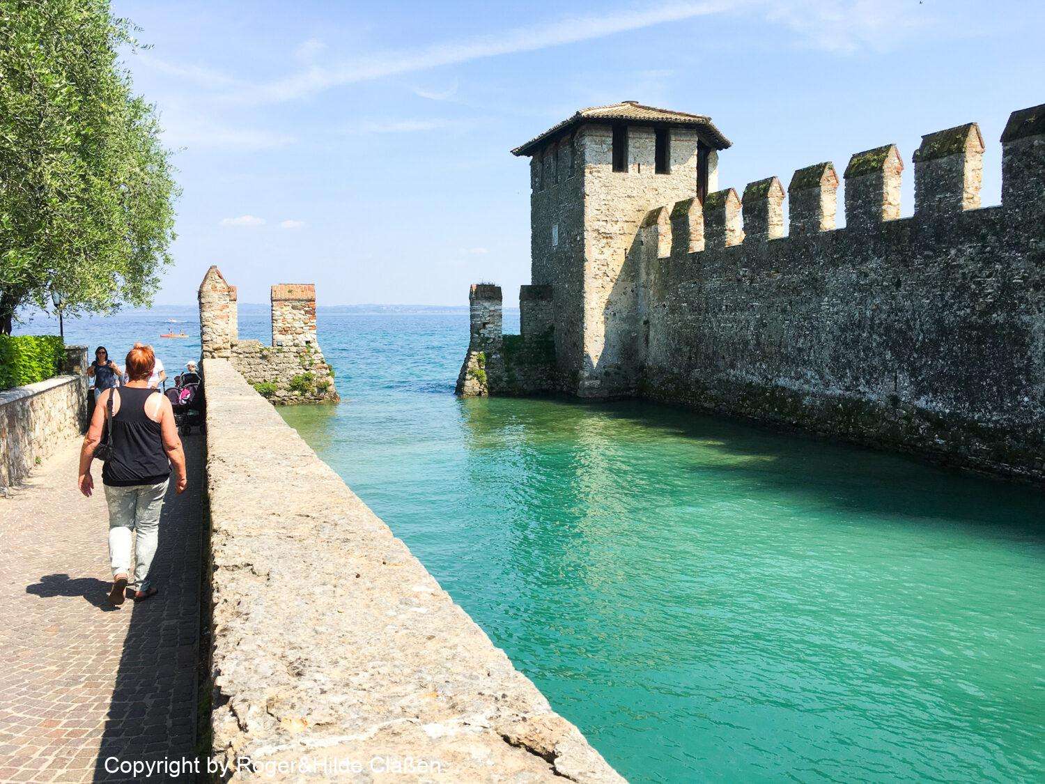Lazise, Füssen, Buchholz 6 Die Befestigungsmauer der Burg Sirmione am Gardasee