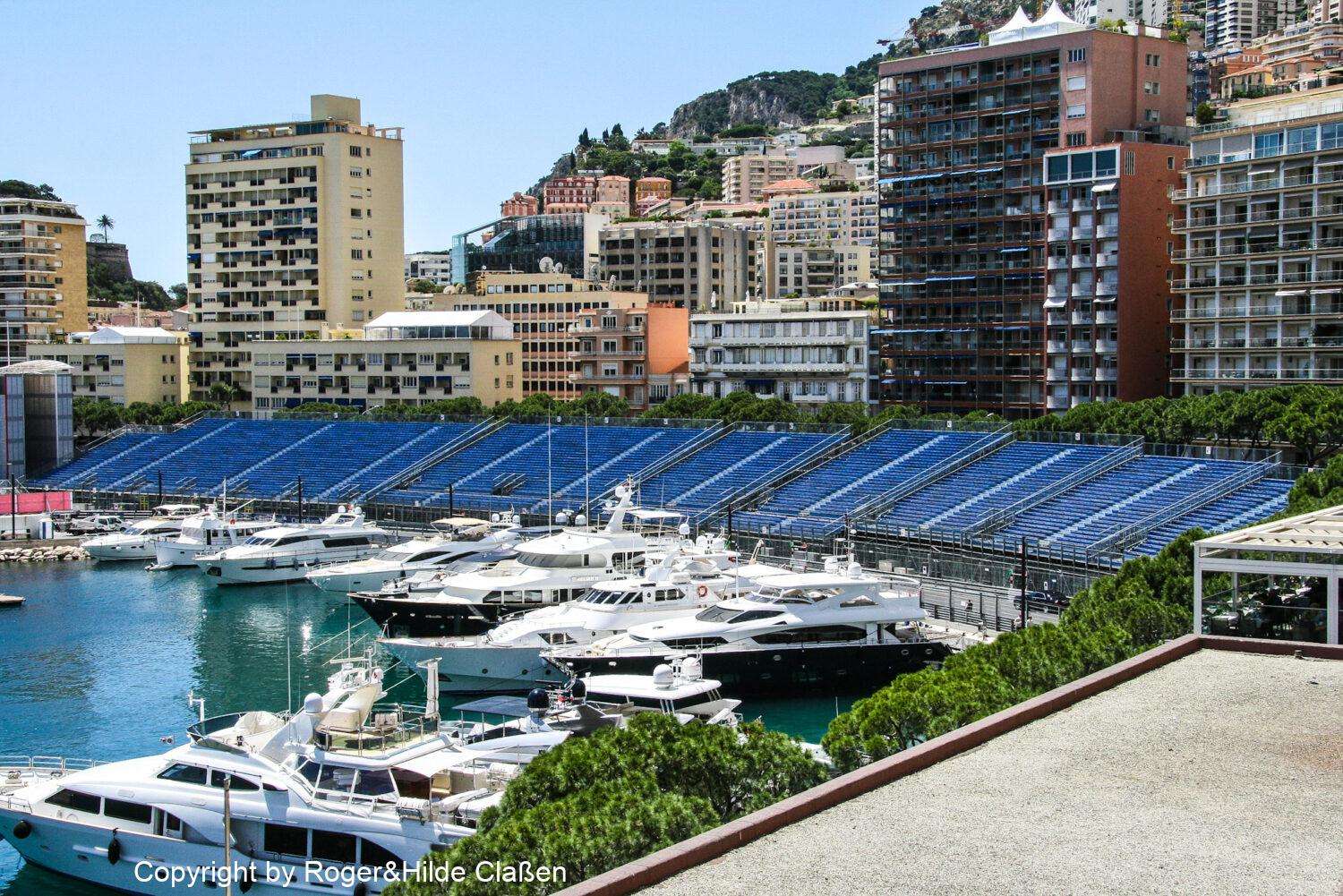 Monaco vor dem Grand Prix 10 Monaco. Die Tribünen für das Publikum sind aufgebaut.