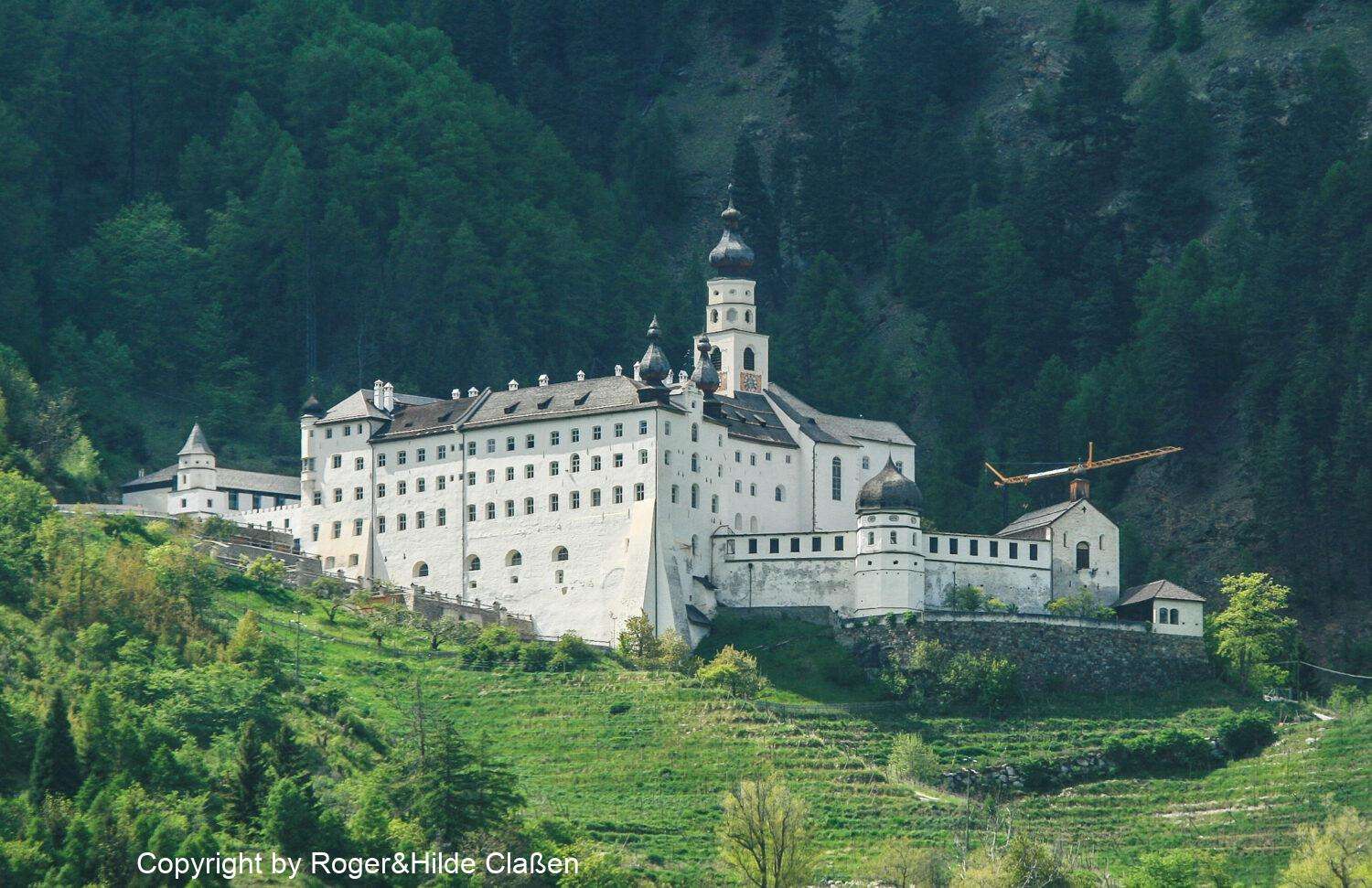 Benediktinerstift Marienberg auf einem Berghang oberhalb des italienischen Dorfes Burgeis.