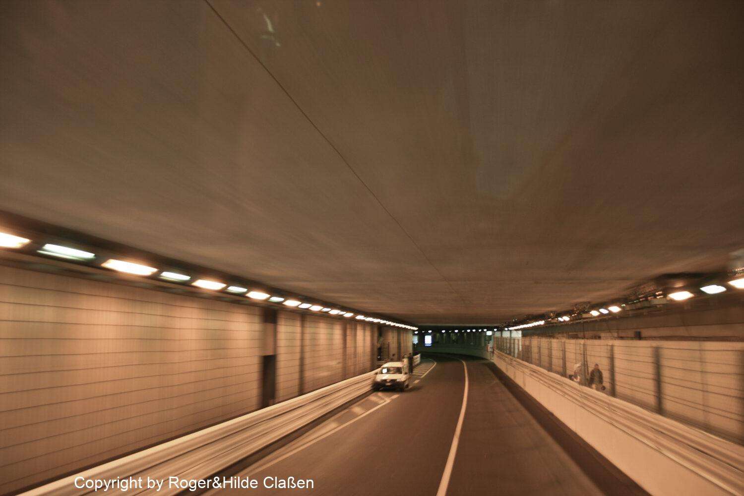 Monaco vor dem Grand Prix 14 Der Tunnel am Hafen - Monaco
