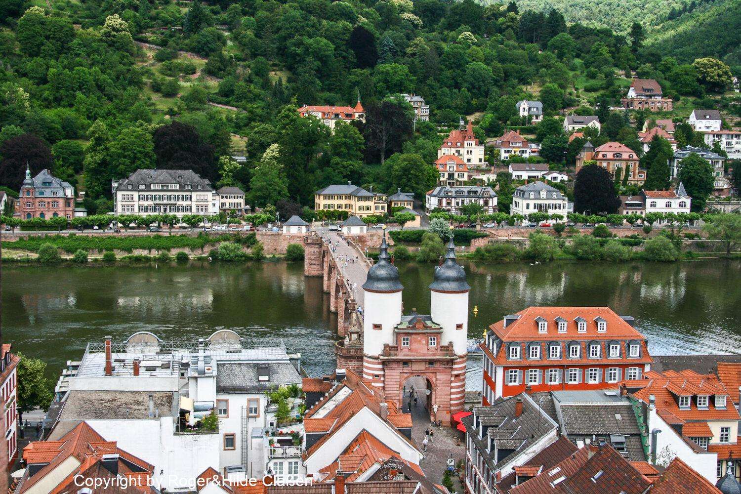 Das Stadttor an der „Alten Brücke“ über den Neckar.