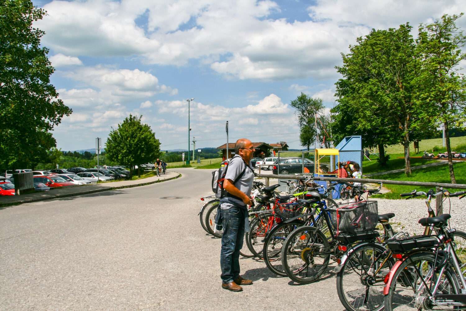 Am Fahrradparkplatz unterhalb des Tegelbergs