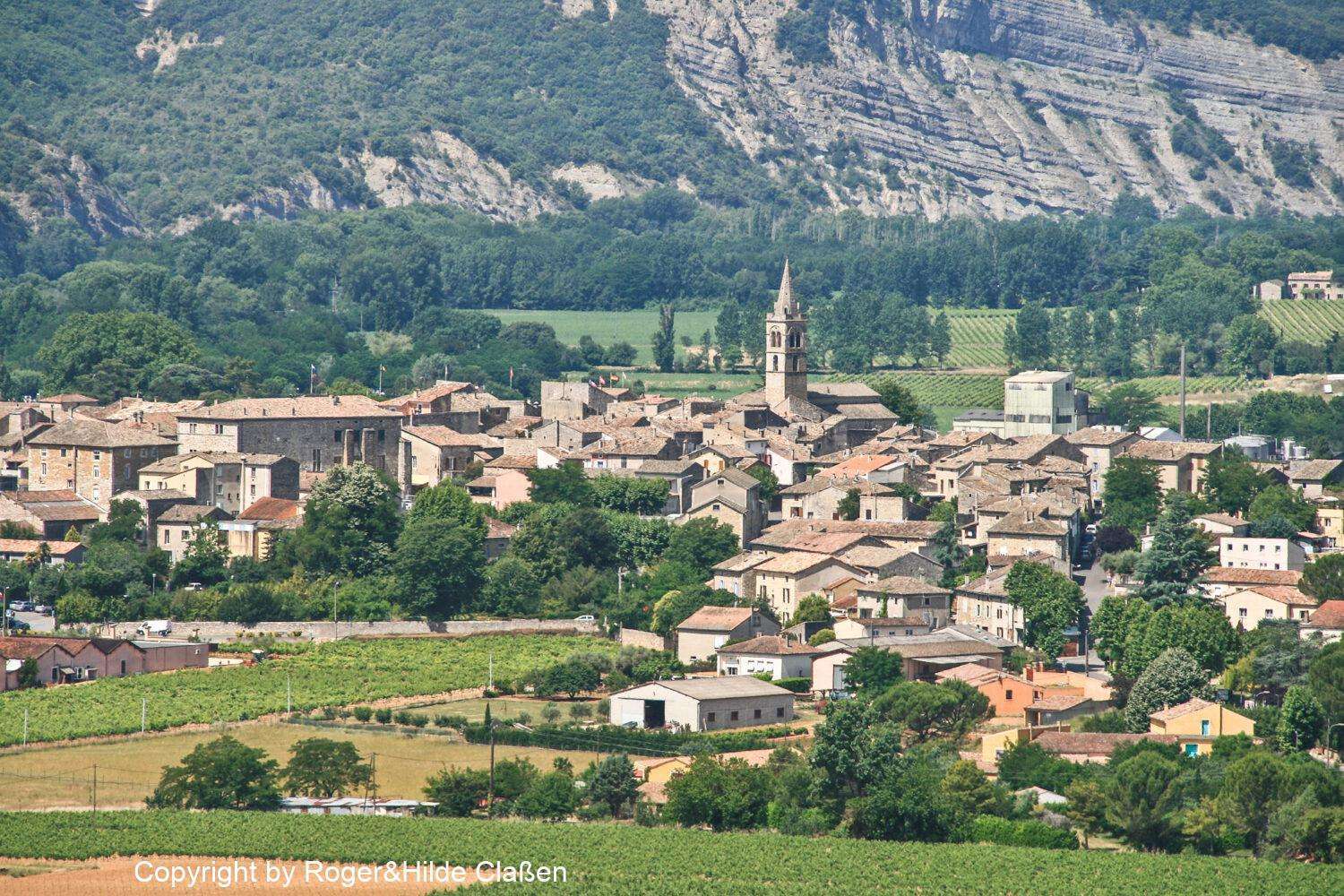 Aix-en-Provence und Hyeres 3 Auf dem Weg nach Aix-en-Provence. Aus der Ferne der Ort Vallon Pont d‘Arc.