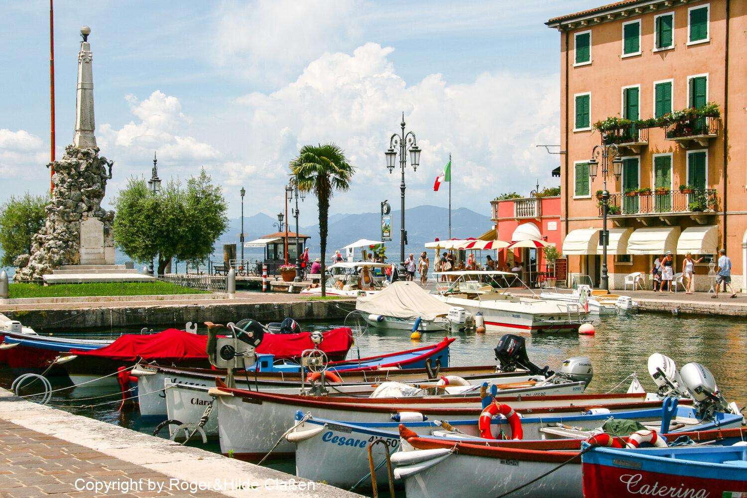 Lazise am Gardasee 14 Boote im kleinen Hafen von Lazise