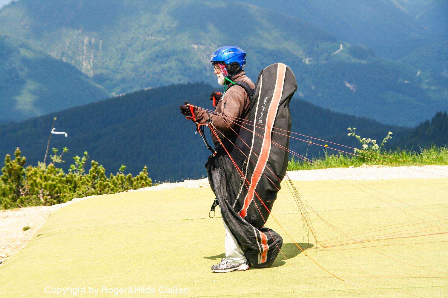 Kurz vor dem Start. Ein Gleitschirmflieger wartet auf den richtigen Wind