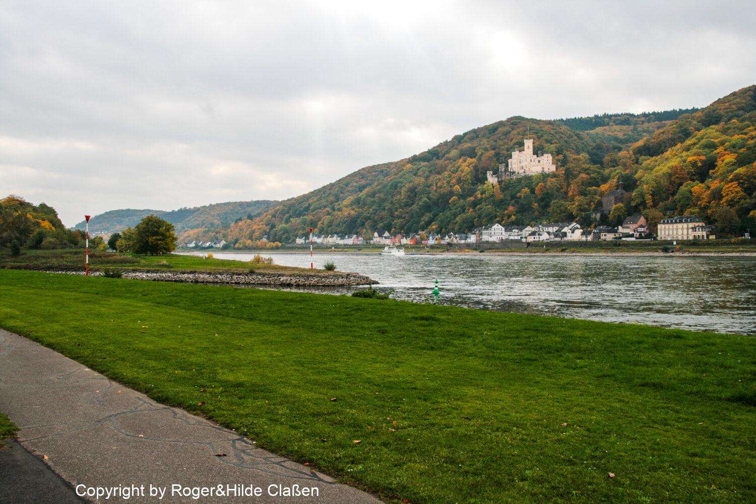 Fahrradtour entlang des Rheins bei Lahnstein. Im Hintergrund das Schloss Stolzenfels