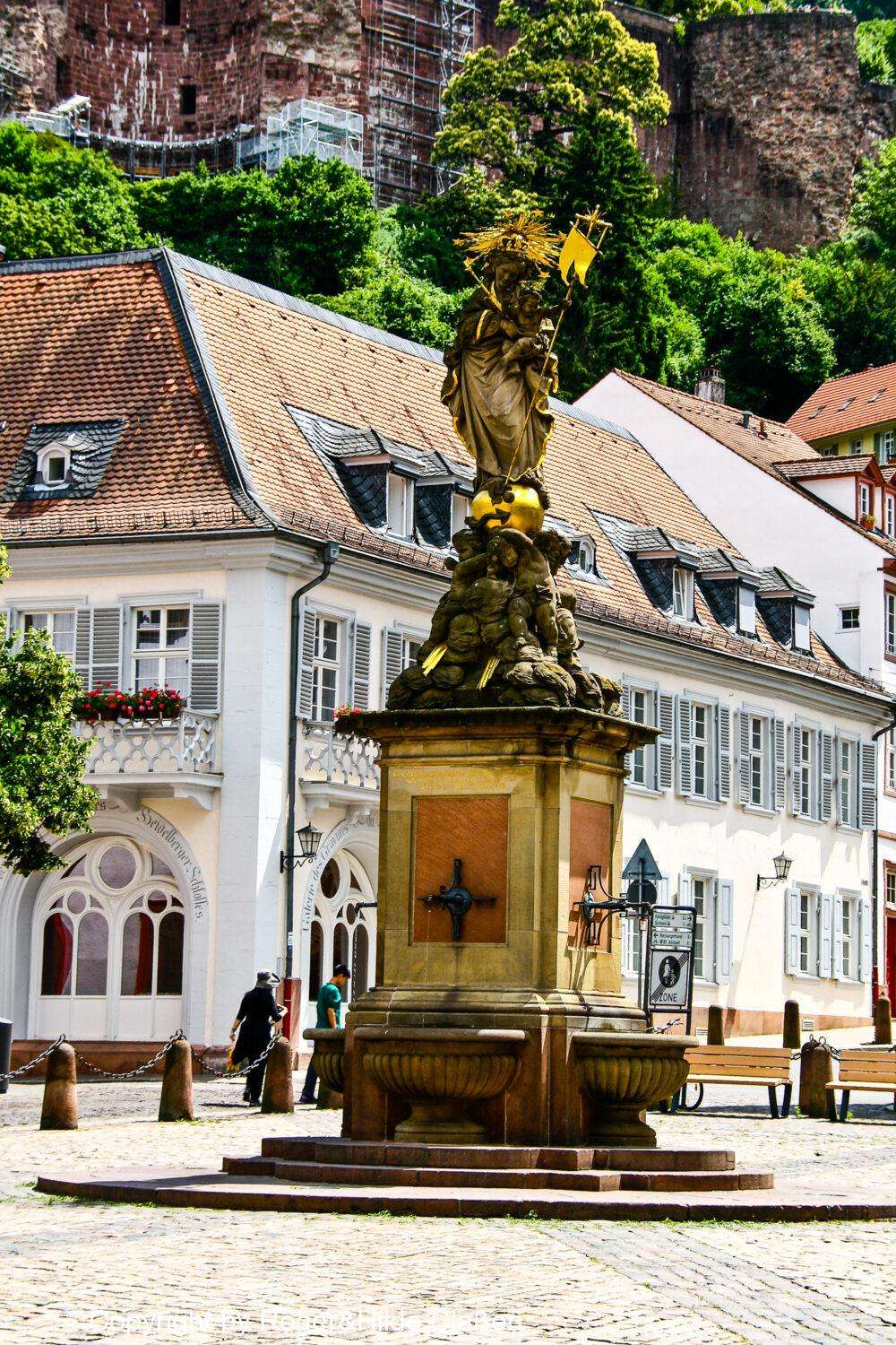 Die Stadt Heidelberg. 11 Der Brunnen mit der Marienstatue befindet sich auf dem Platz des alten Kornmarkts von Heidelberg.