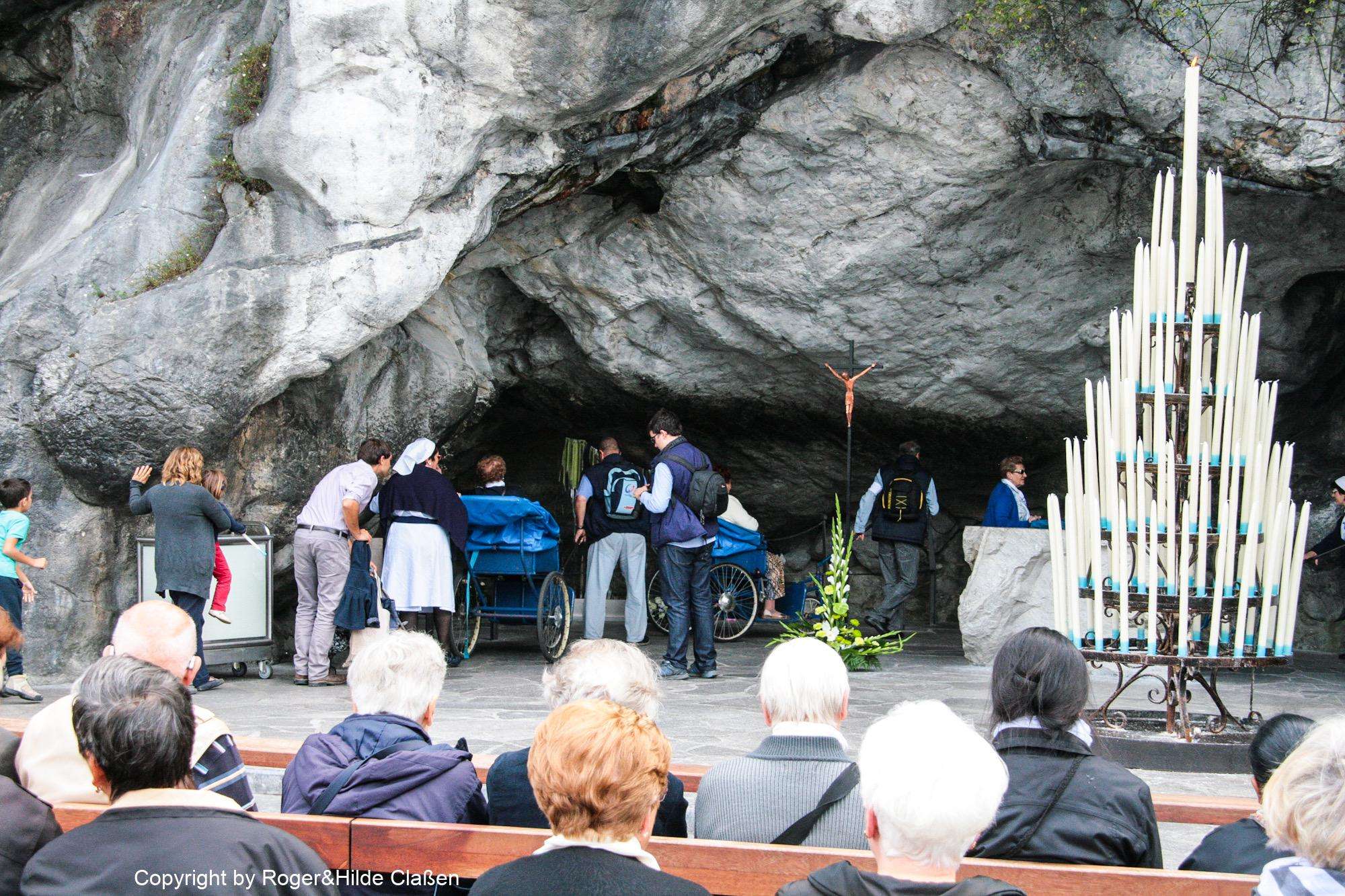 Die Quelle mit dem Heilwasser in Lourdes
