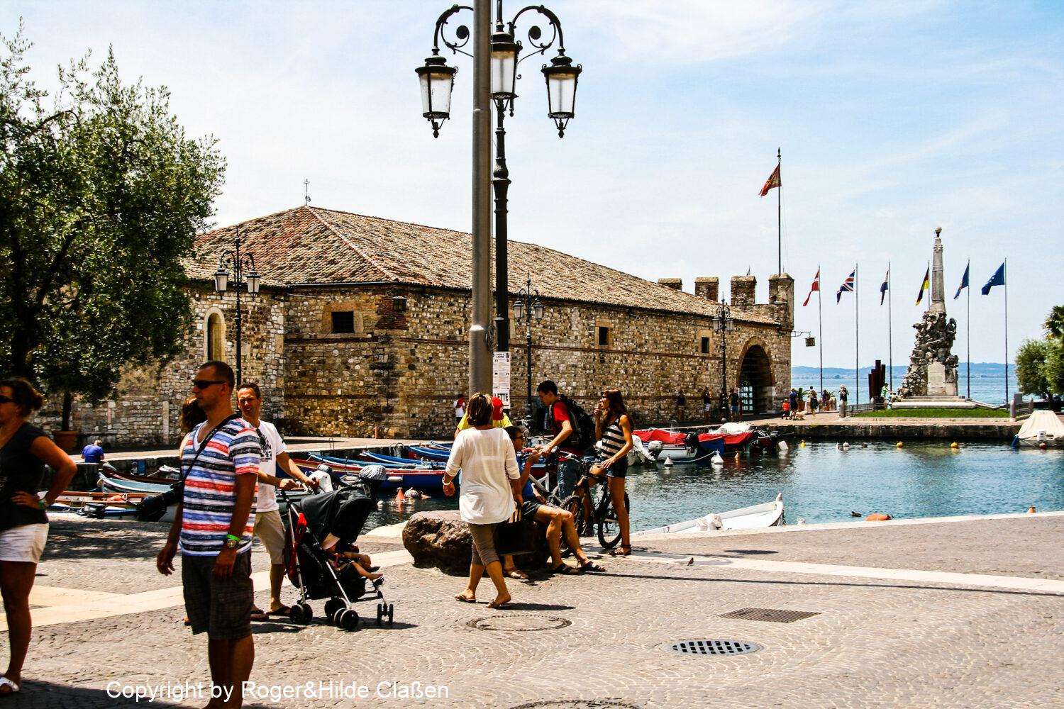 Lazise am Gardasee 12 Hafenbecken von Laziese. Links das Gebäude Dogana Veneta.