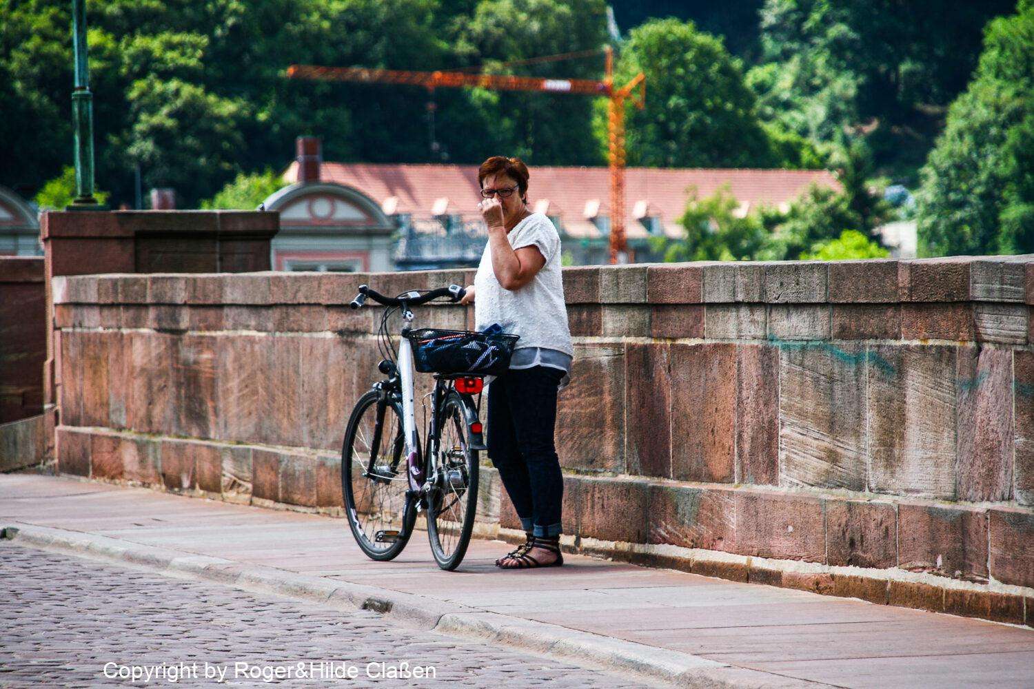 Die Stadt Heidelberg. 3 Fahrradtour von Ladenburg nach Heidelberg. Hilde auf der „Alten Brücke“