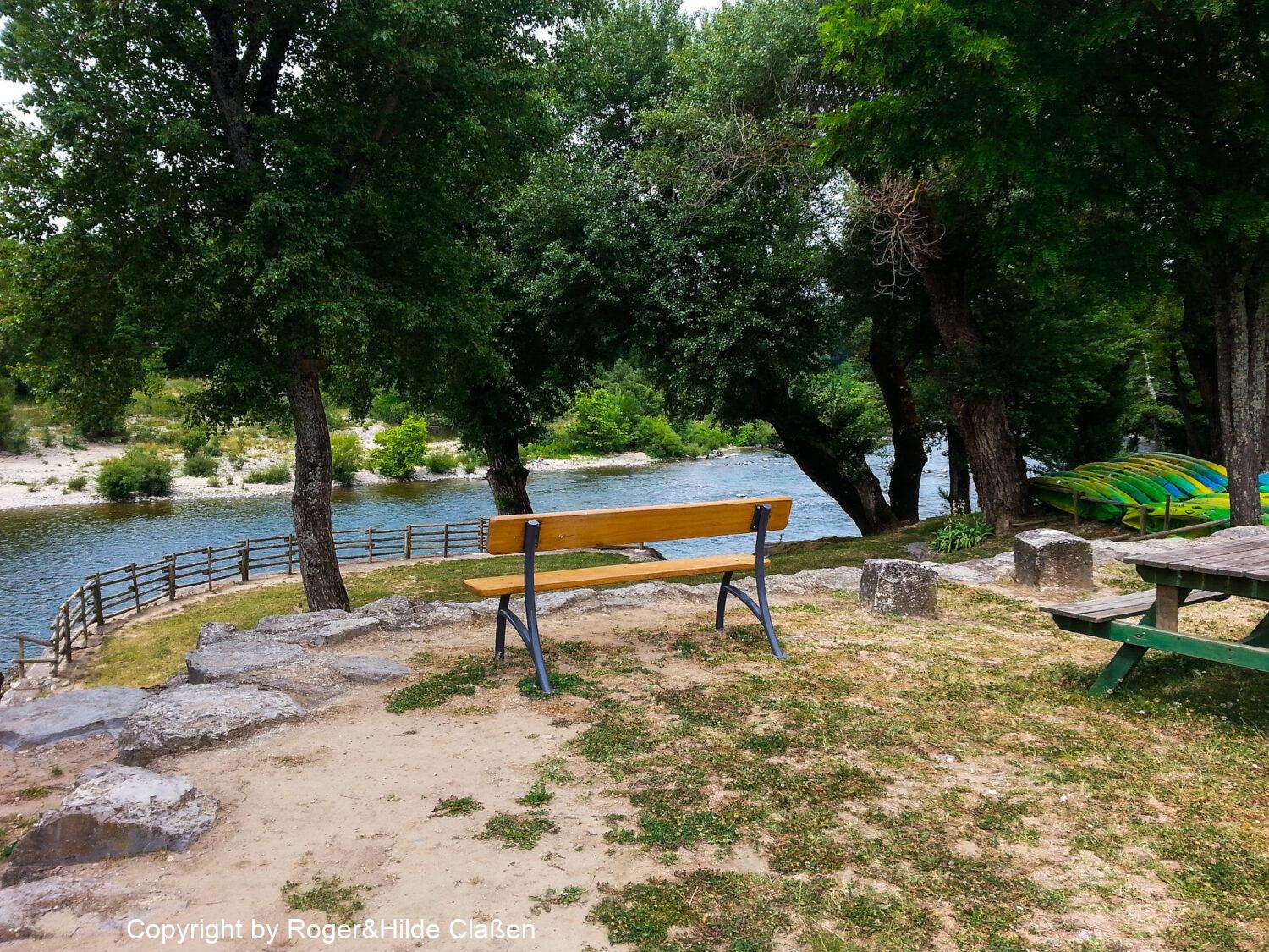 Reptilienfarm zum Vallon Pont d'Arc 5 Eine Bank auf dem Campingplatz an der Ardeche
