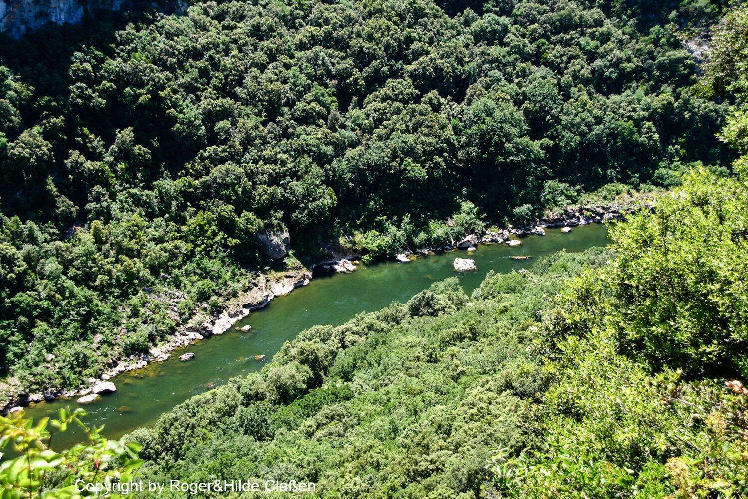 Reptilienfarm zum Vallon Pont d'Arc 34 Blick vom Eingang zur Grotte hinunter auf die Ardeche