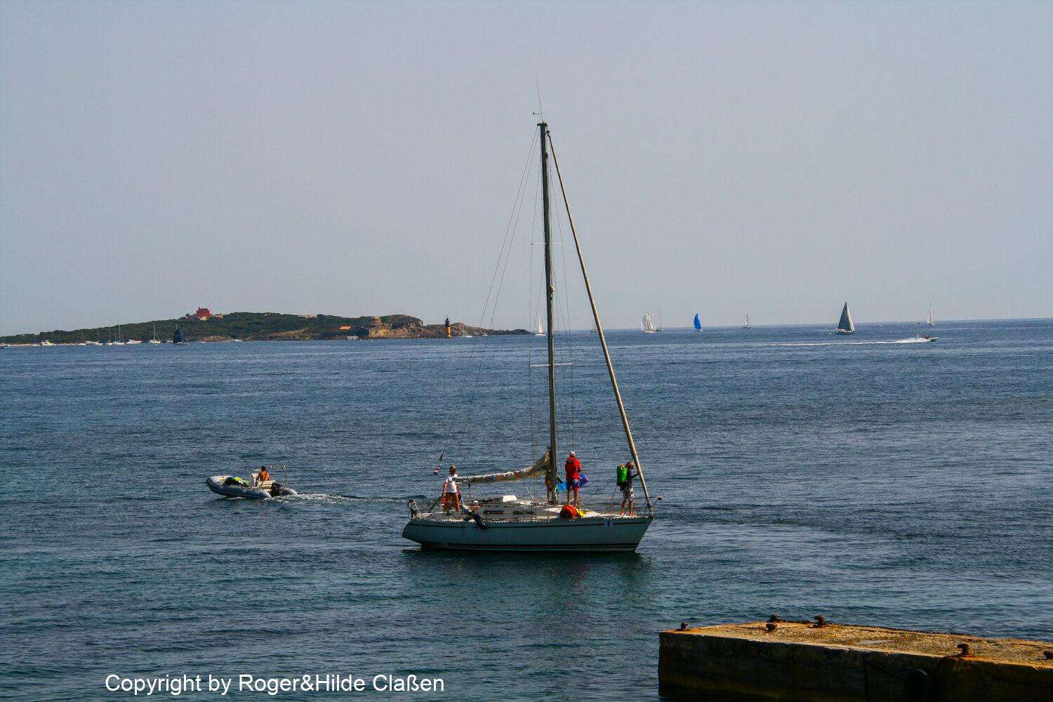 Aix-en-Provence und Hyeres 21 Segelboot vor La Tour Fondue
