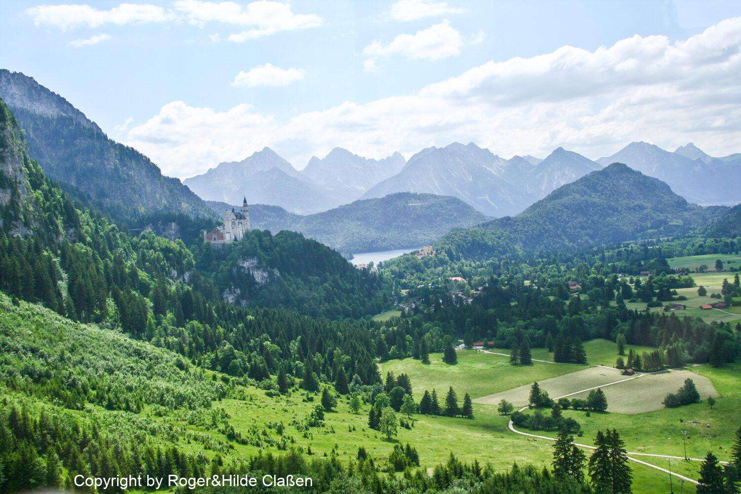 Blick vom Hang des Tegelbergs auf Schloss Neuschwanstein bei Schwangau