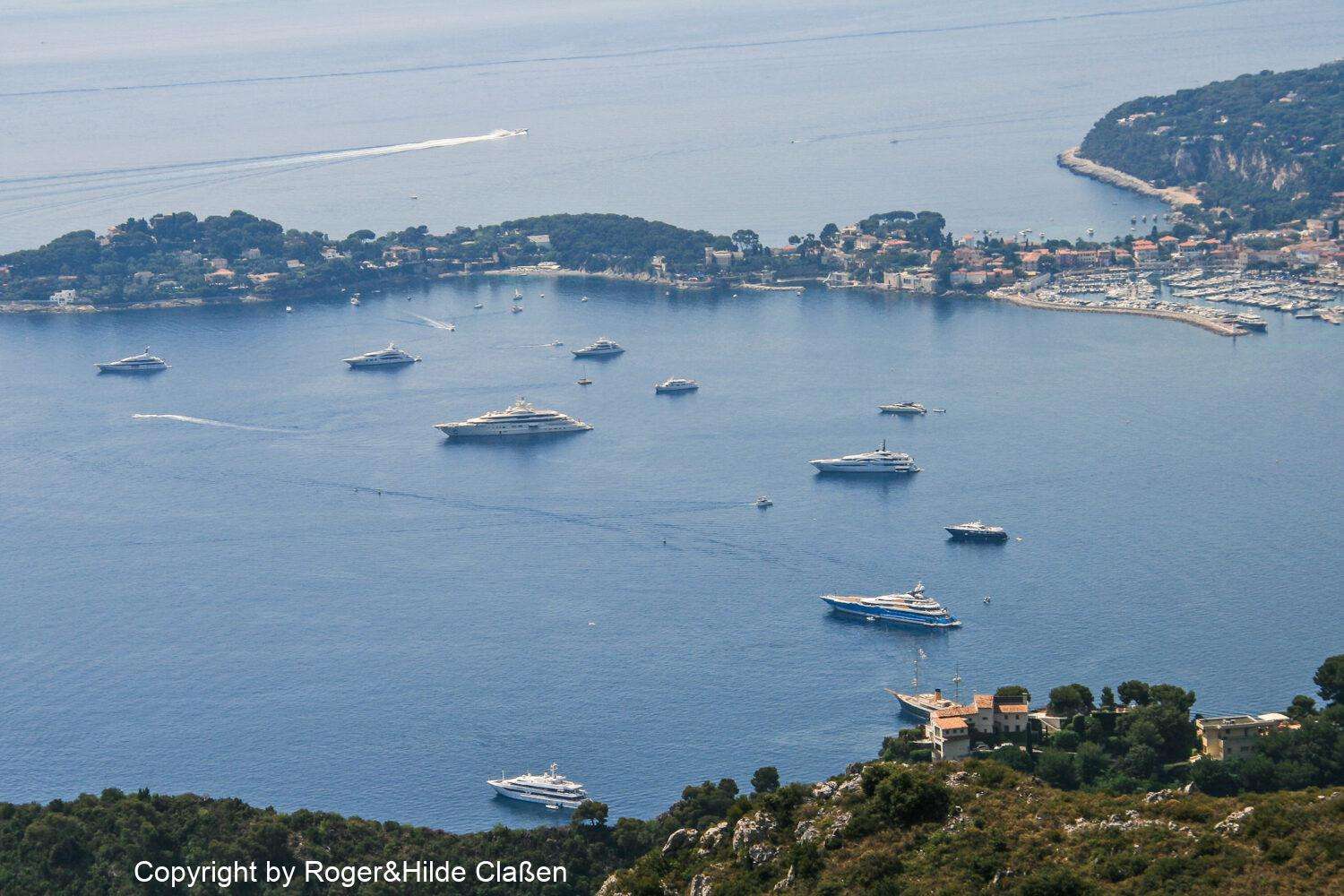 Saint-Tropez, Cannes und Genua 24 Yachten ankern vor Monaco