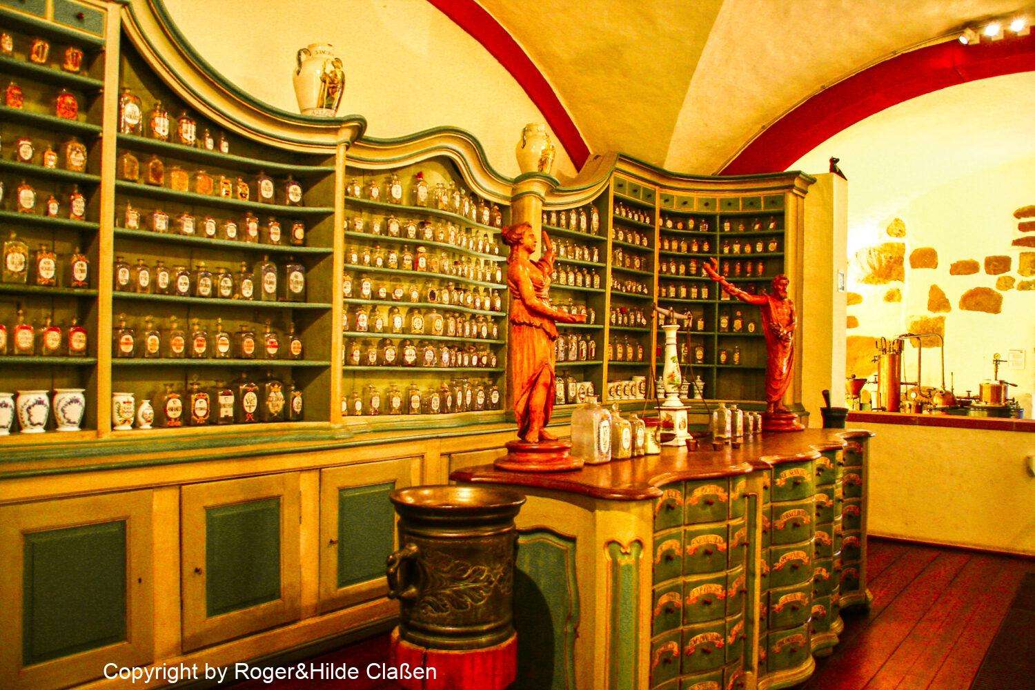 Die Stadt Heidelberg. 14 Daß Heidelberger Schloss. Museum. Eine alte Apotheke