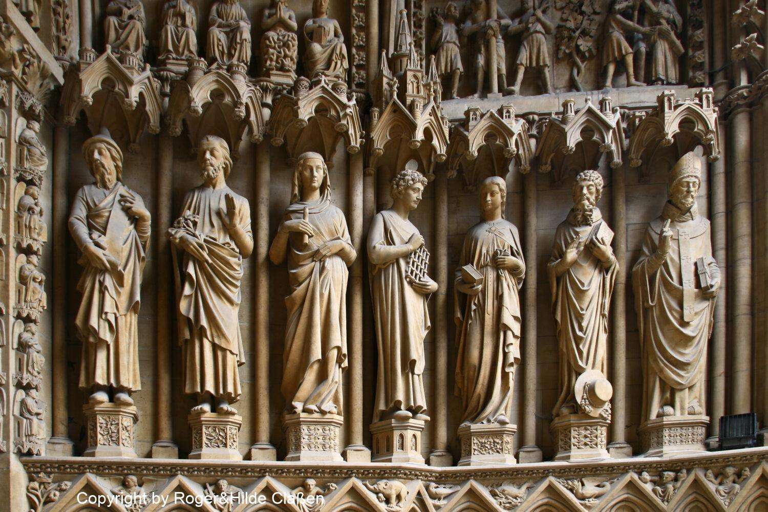 Kathedrale von Metz. Dieses Portal stammt aus dem 13.Jahrhundert und stellt unter Anderem die heiligen Jungfrauen dar.