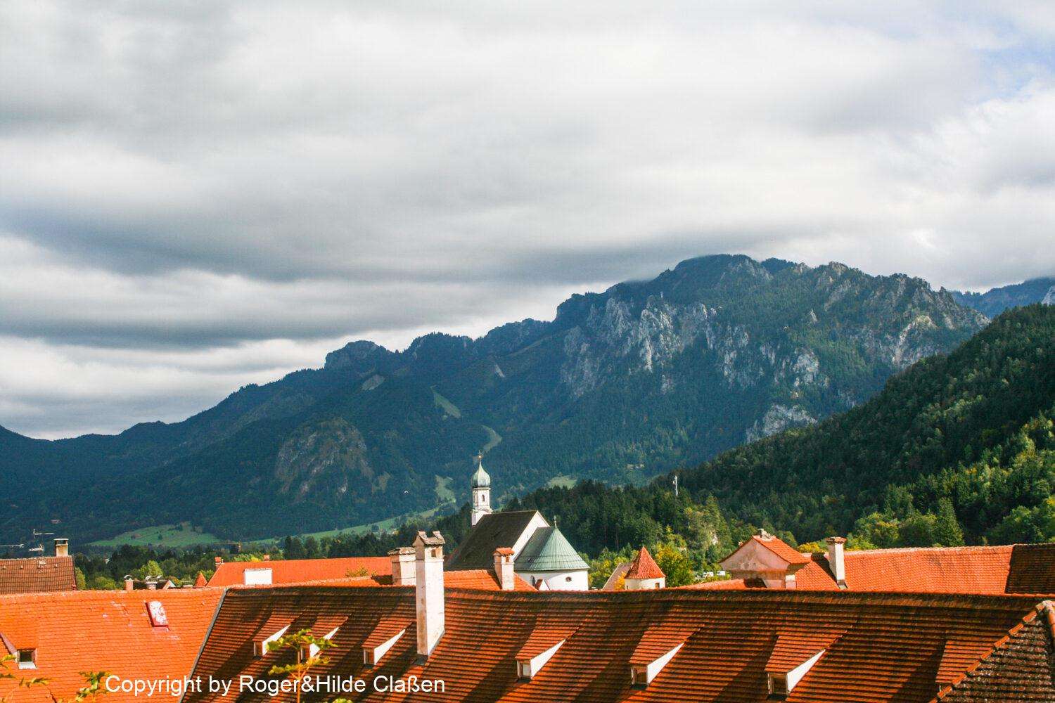 Blick vom Hohen Schloss zu den Alpen