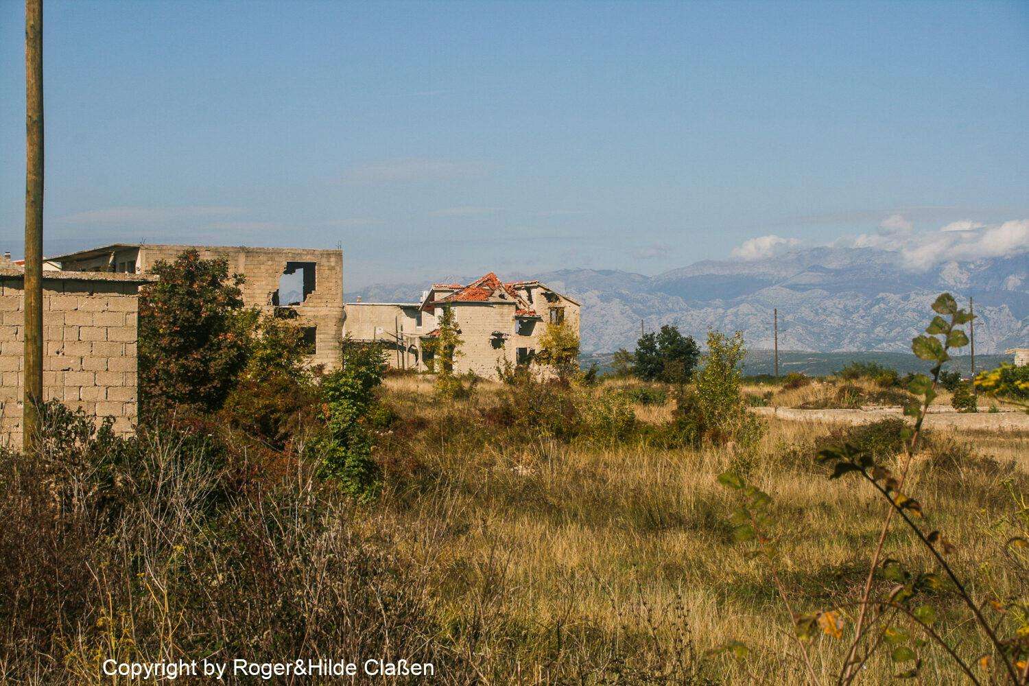 Eine schöne Zeit in El Ejido 9 Überall zerstöre Häuser in der Kriegsspuren in der Šibenik-Knin Region