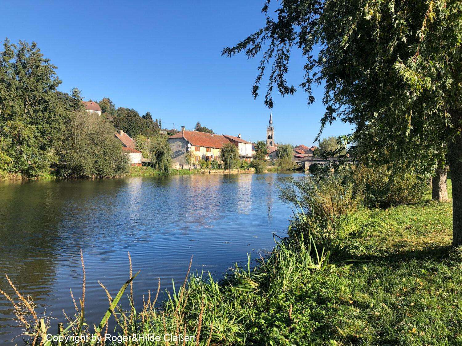 Die Mosel fließt durch den kleinen französischen Ort Bazoilles-sur-Meuse