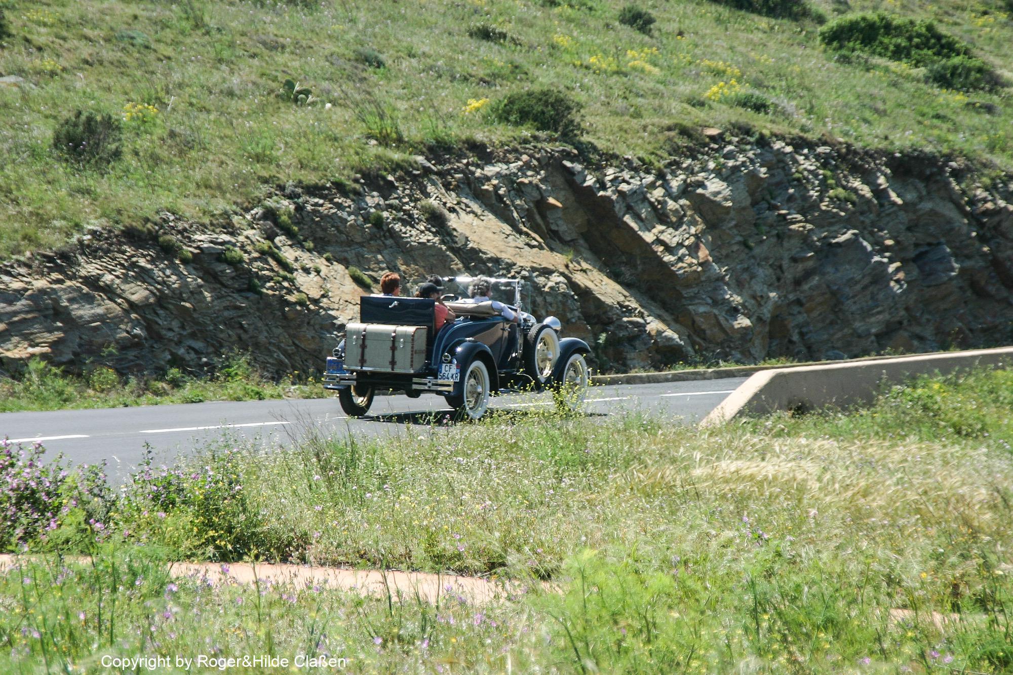 Ein Ford A-Modell vaus den 1930er Jahren auf der Küstenstraße von Südfrankreich nach Spanien