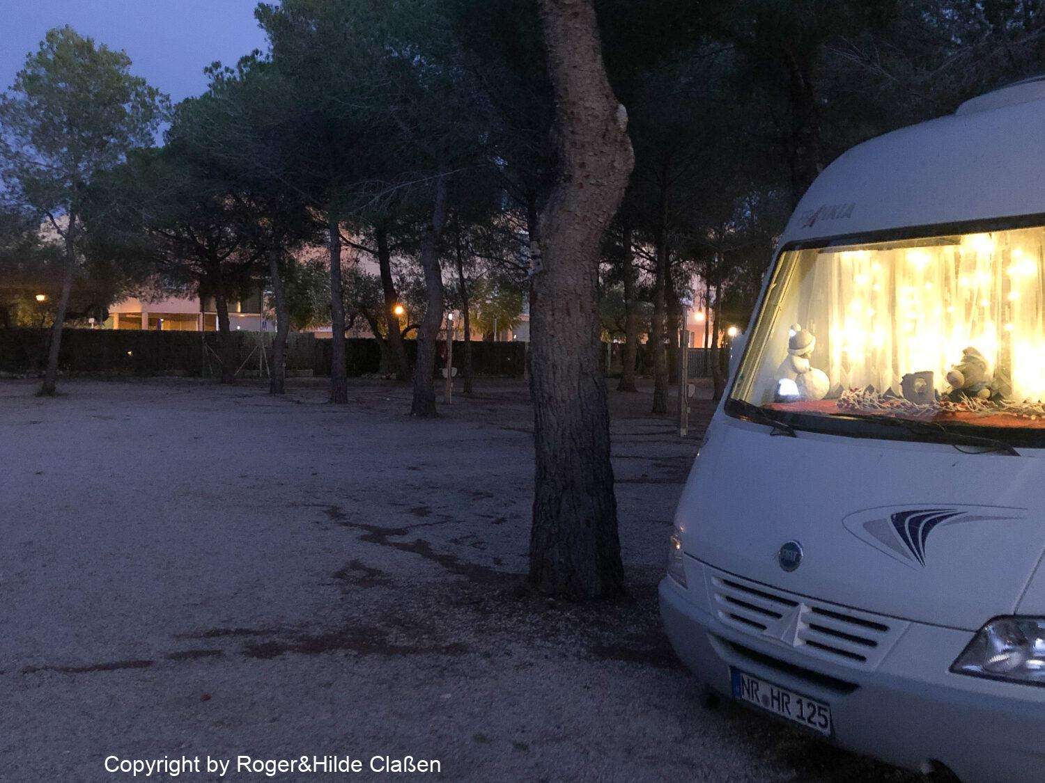Es wird Nacht auf dem Wohnmobilstellplatz in Creixel