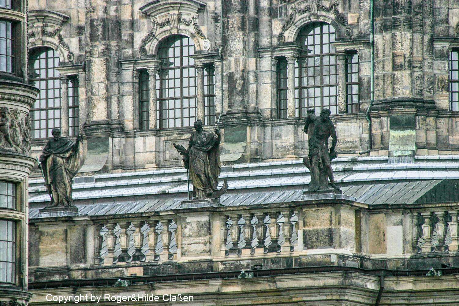 Die Kathedrale Ss. Trinitatis (Katholische Hofkirche) in Dresden. Dargestellt ist hier die heilige Dreifaltigkeit (Sanctissimae Trinitatis) (Das Patrozinium, eine Schutzher