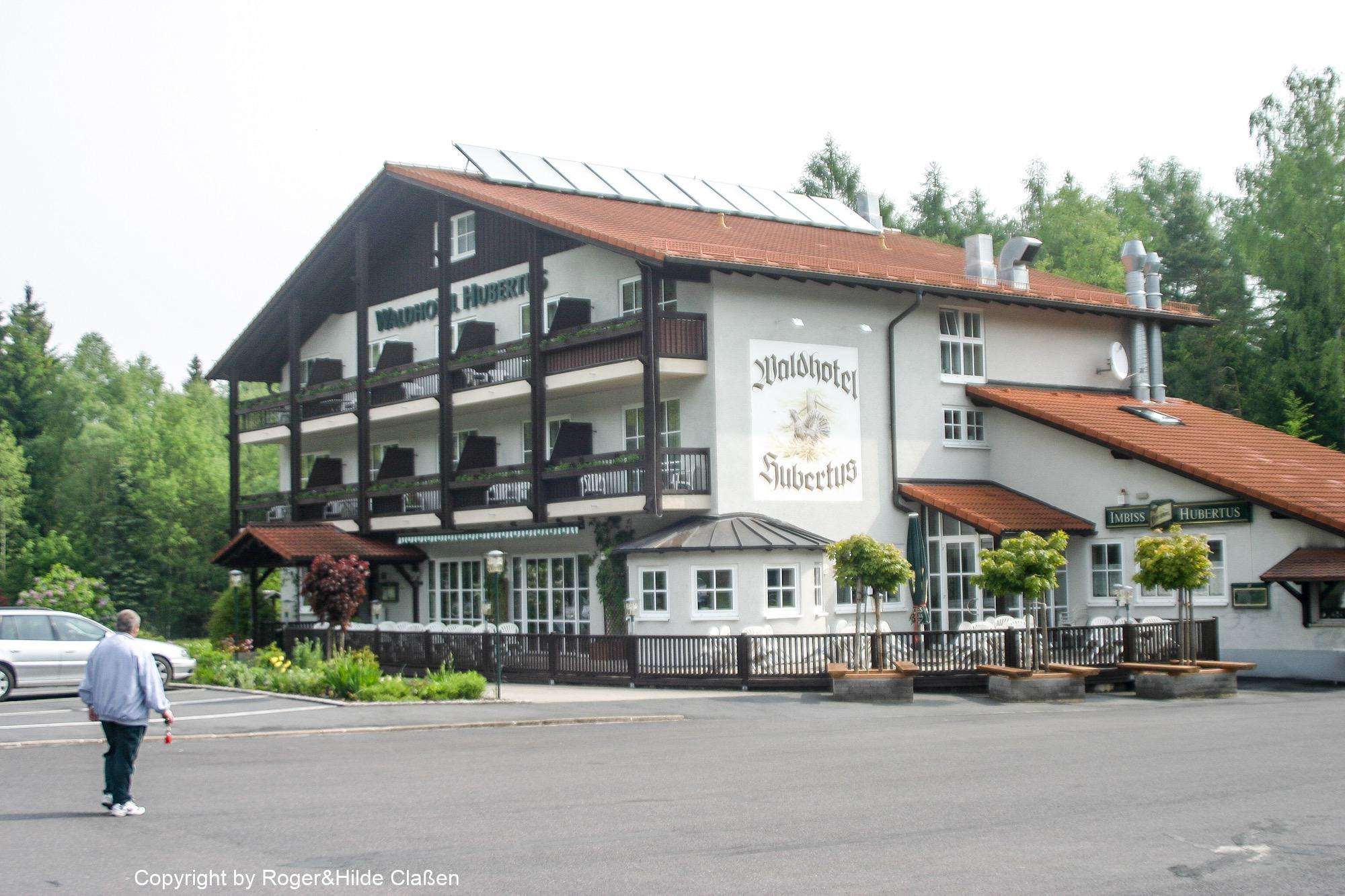 Hochzeitsreise nach Rügen 120 Wohnmobilstellplatz vor dem Waldhotel-Rasthof „Hubertus“ in Eisfeld
