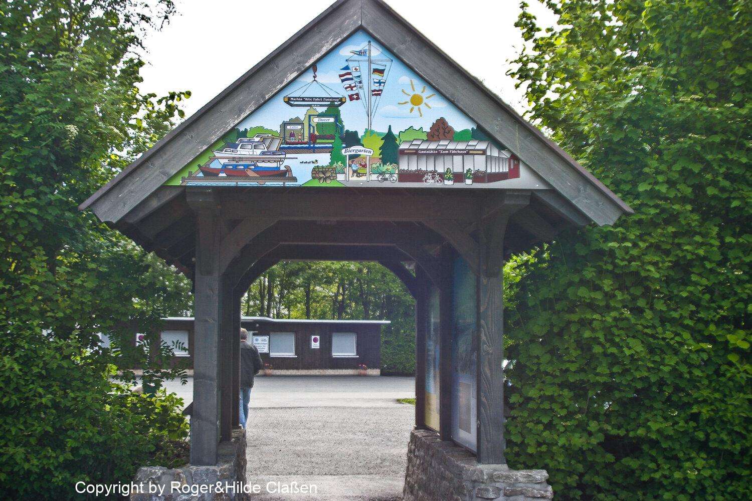 Hochzeitsreise nach Rügen 11 Pforte am Eingang zum Wohnmobilstellplatz in Greven
