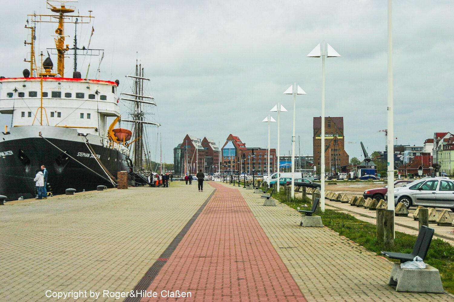 Kai im Hafen von Rostock