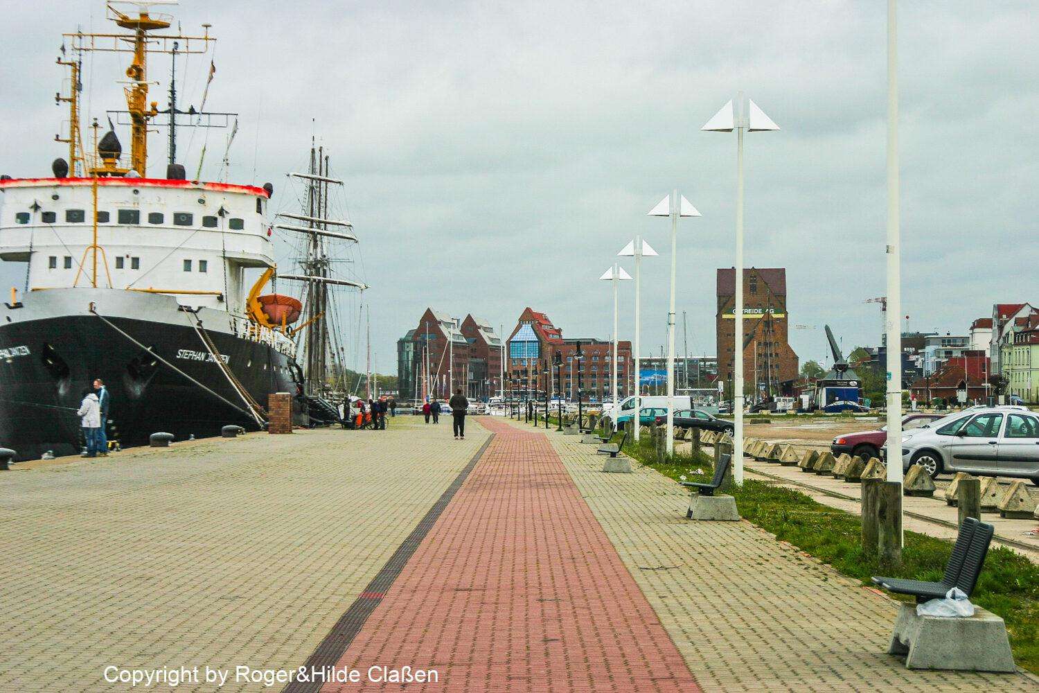 Hochzeitsreise nach Rügen 19 Kai im Hafen von Rostock