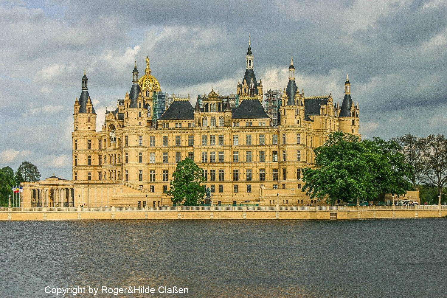 Hochzeitsreise nach Rügen 75 Das Schweriner Schloss in der Hauptstadt von Mecklenburg-Vorpommerns ist Sitz der Landesregierung