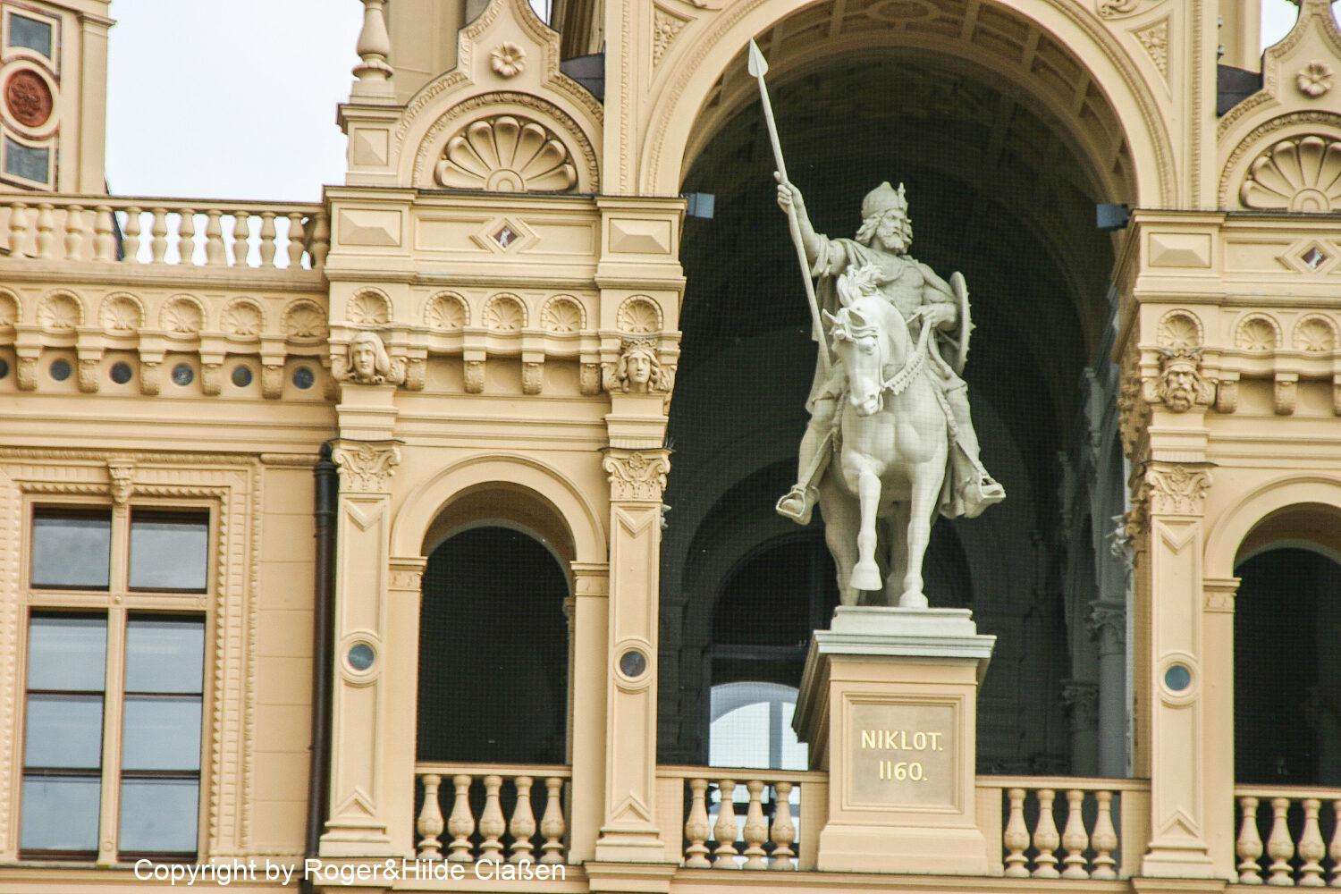 Hochzeitsreise nach Rügen 86 Die Reiterstatue von Fürst Niklot. Er war ein heidnischer slawischer Fürst im 12. Jahrhundert. Er herrschte in der Gegend wo sich heute Mecklenburg-Vorpommern befindet. Diese Gegend wurde zu dieser Zeit von den Stämmen der Abodriten, Kessiner und Zirzipanen bewohnt und beherrscht.