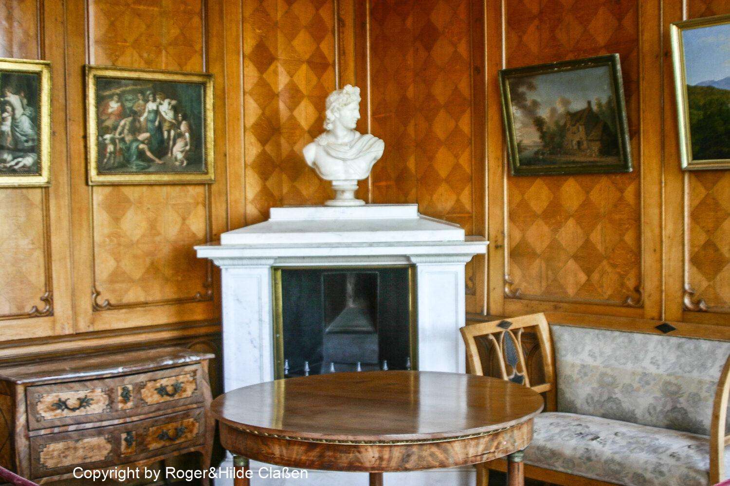 Hochzeitsreise nach Rügen 60 Offener Kamin in einem der vielen Zimmern in dem Jagdschloss Granitz auf der Insel Rügen