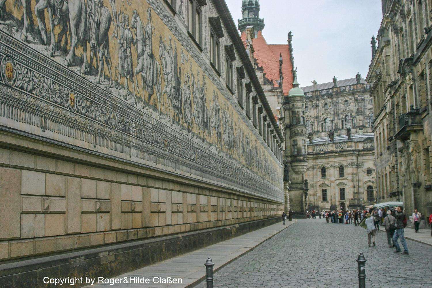 Der Fürstenzug in Dresden. Diese 102 Meter lange Darstellung besteht aus 23.000 Meißner Porzellanfliesen. Sie ist damit die längste und größte Wand dieser Art weltweit. Ahnengalerie 1127 und 1873. Dargestellt sind hier die Markgrafen, Herzöge, Kurfürsten und Könige aus dem Fürstenhaus der Wettin‘s.