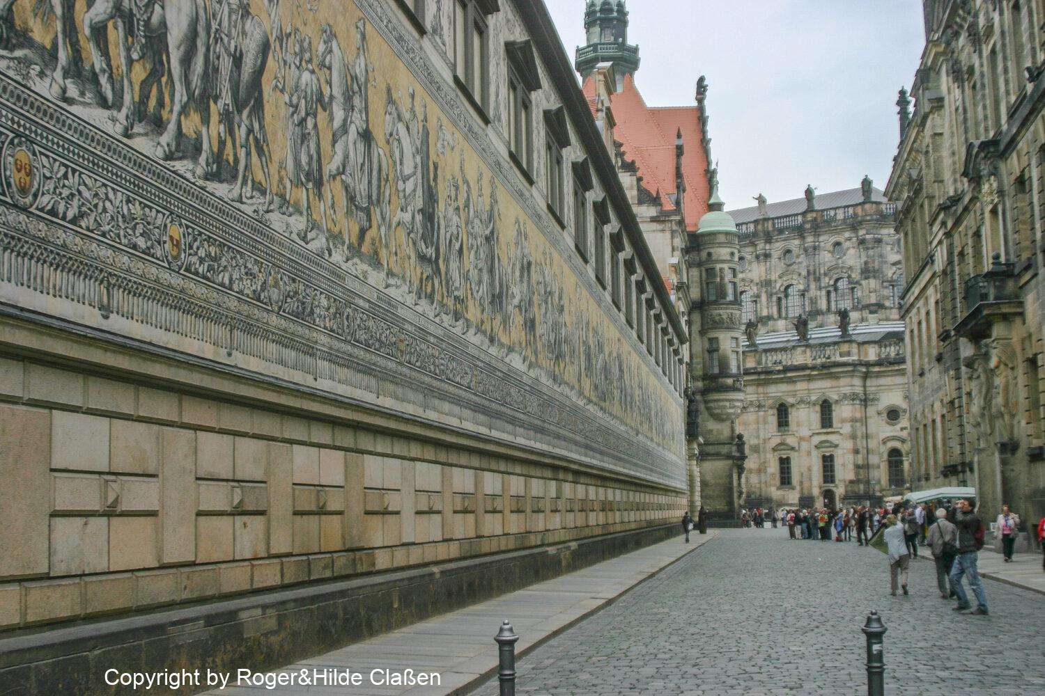 Hochzeitsreise nach Rügen 109 Der Fürstenzug in Dresden. Diese 102 Meter lange Darstellung besteht aus 23.000 Meißner Porzellanfliesen. Sie ist damit die längste und größte Wand dieser Art weltweit. Ahnengalerie 1127 und 1873. Dargestellt sind hier die Markgrafen, Herzöge, Kurfürsten und Könige aus dem Fürstenhaus der Wettin‘s.