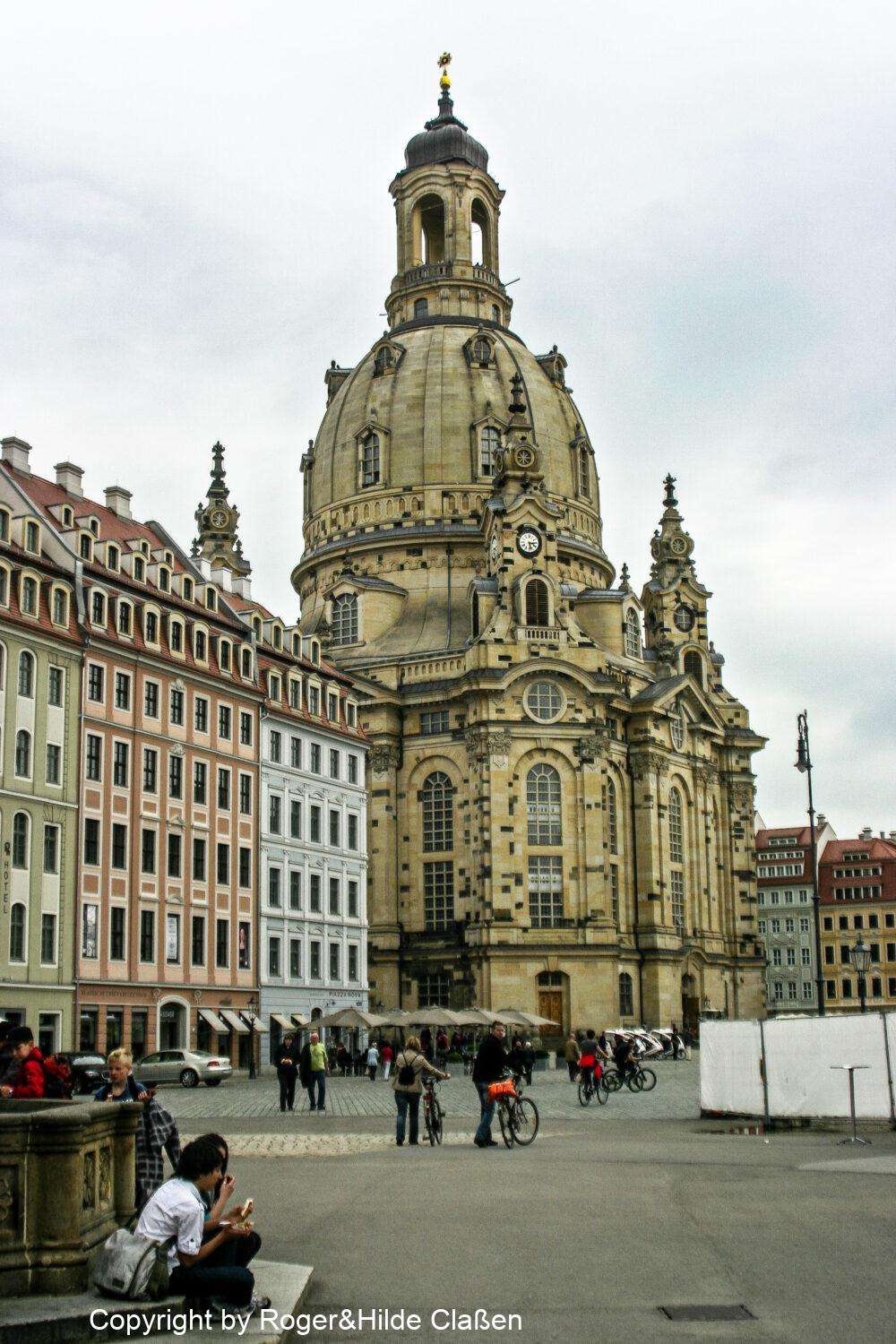 Hochzeitsreise nach Rügen 117 Die Frauenkirche in Dresden. (Kirche Unserer Lieben Frau) Bauzeit 1726 bis 1743. Die Bauherren brauchten zum Bau dieser Kirche 17 Jahre. 13. zum 14. Februar 1945. Beim Bombenangriff wurde sie in einer einzigen Nacht komplett zerstört.