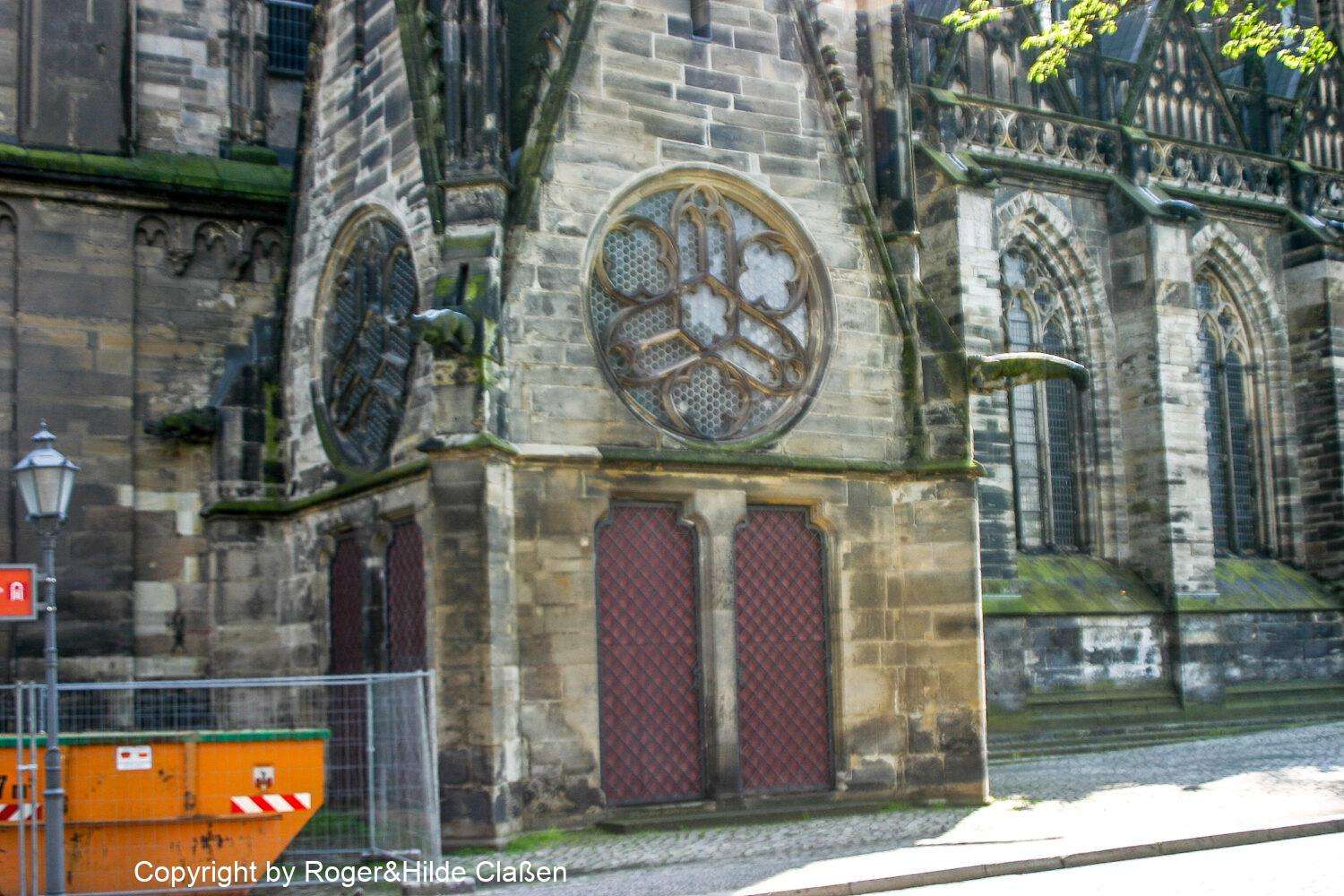Hochzeitsreise nach Rügen 97 Eine der Pforten zum Dom von Magdeburg
