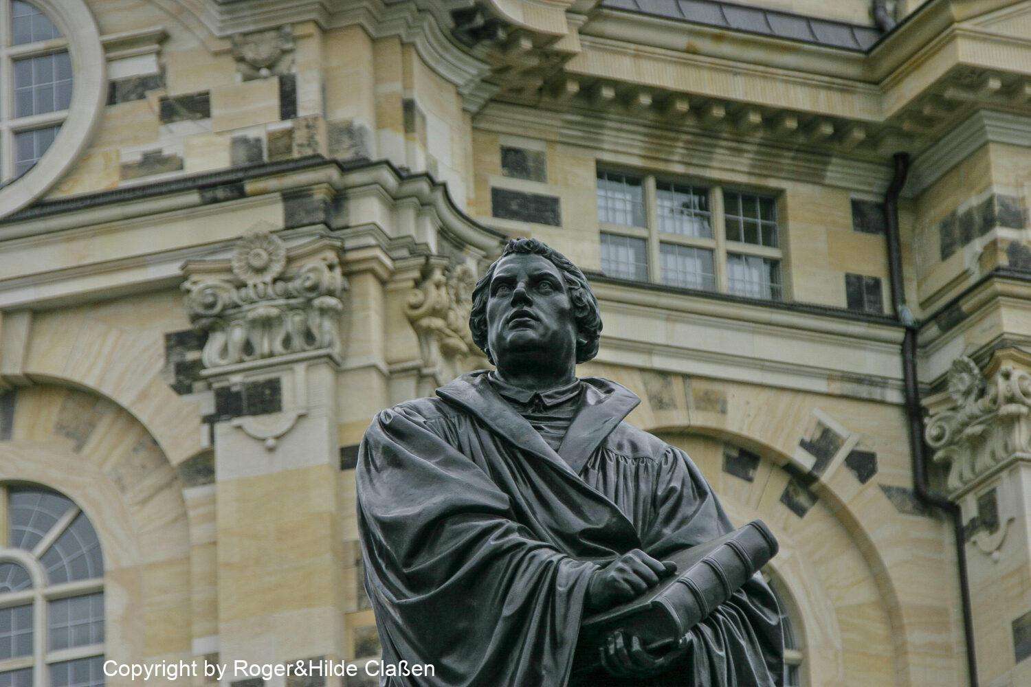 Hochzeitsreise nach Rügen 108 Das Denkmal von Martin Luther. Er verbrachte die Jahren 1516 und 1517 in Dresden. Das Denkmal befindet sich vor der Frauenkirche und entstand 1835 und 1916 und wurde von dem Bildhauer Adolf von Donndorf erschaffen.