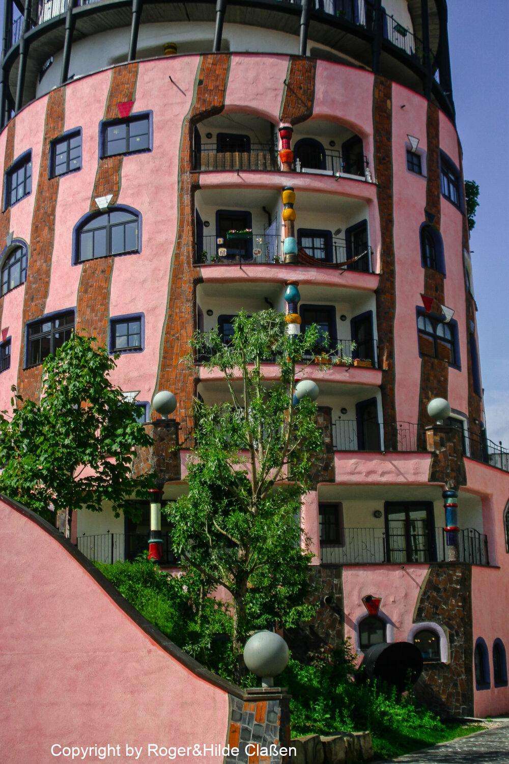 Hochzeitsreise nach Rügen 90 Friedensreich Hundertwasser war ein österreichischer Maler, der eine Vorliebe für die Farbe rot in allen erdenklichen Schattierungen empfand. Diese setzte er neben Bildern auch in der Gestaltung von Architektur um. Aber nicht dort, sondern auch findet man die Handschrift von Hundertwasser an vielen Dingen des Alltags wieder. Er wurde 15. Dezember 1928, Wien geboren. Er verstarb am 19. Februar 2000. sein Grab befindet sich in Queensland, Australien