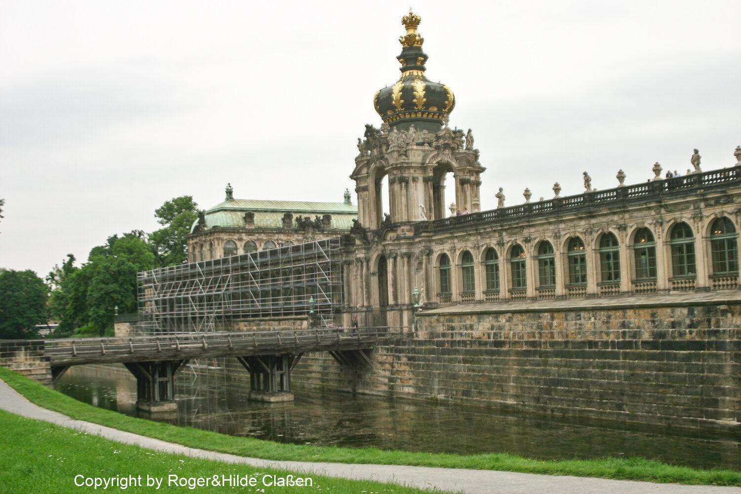 Dresdner Zwinger. Bei dem auf dem Foto zusehenden Kronentor handelt es sich um einen Pavillon neben dem Wallpavillon. Dieser Bereich mit der aufgesetzten Krone ist wohl der am meist dargestellten Teil des Dresdner Zwingers.
