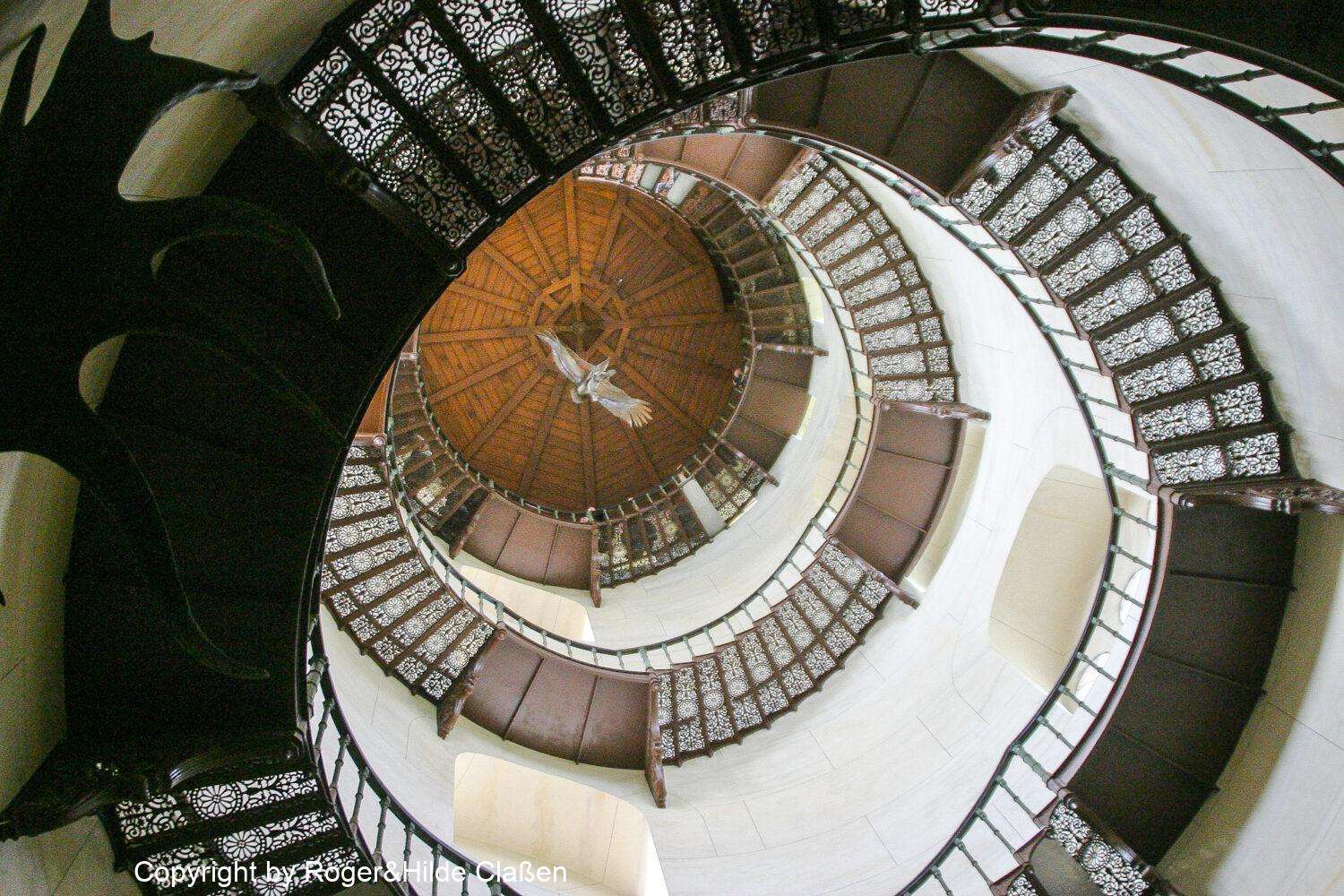 Das Jagdschloss Granitz auf der Insel Rügen. Diese Wendeltreppe im Innern des Turms führt auf die Aussichtsplattform. Man muss schon schwindelfrei sein