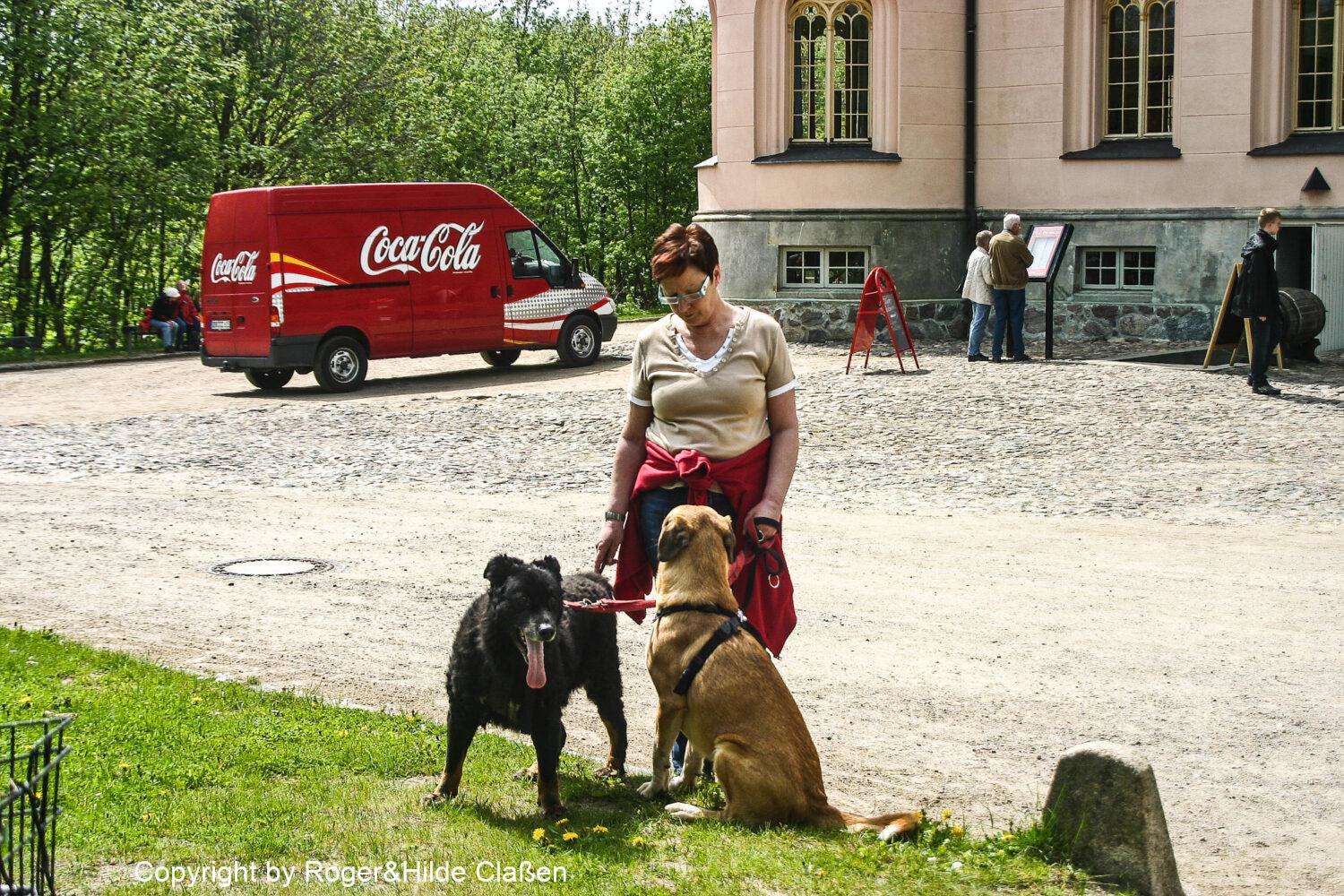 Hochzeitsreise nach Rügen 59 Vor dem Jagdschloss Granitz auf der Insel Rügen. Hilde blieb mit den Hunden draußen